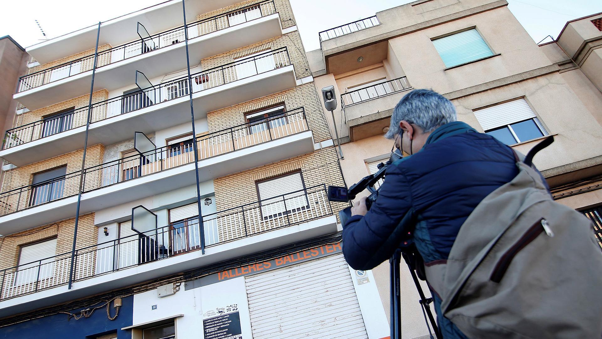 Vista general del edificio donde un hombre de unos 30 años ha sido detenido en la localidad valenciana de Meliana tras apuñalar presuntamente a su padre