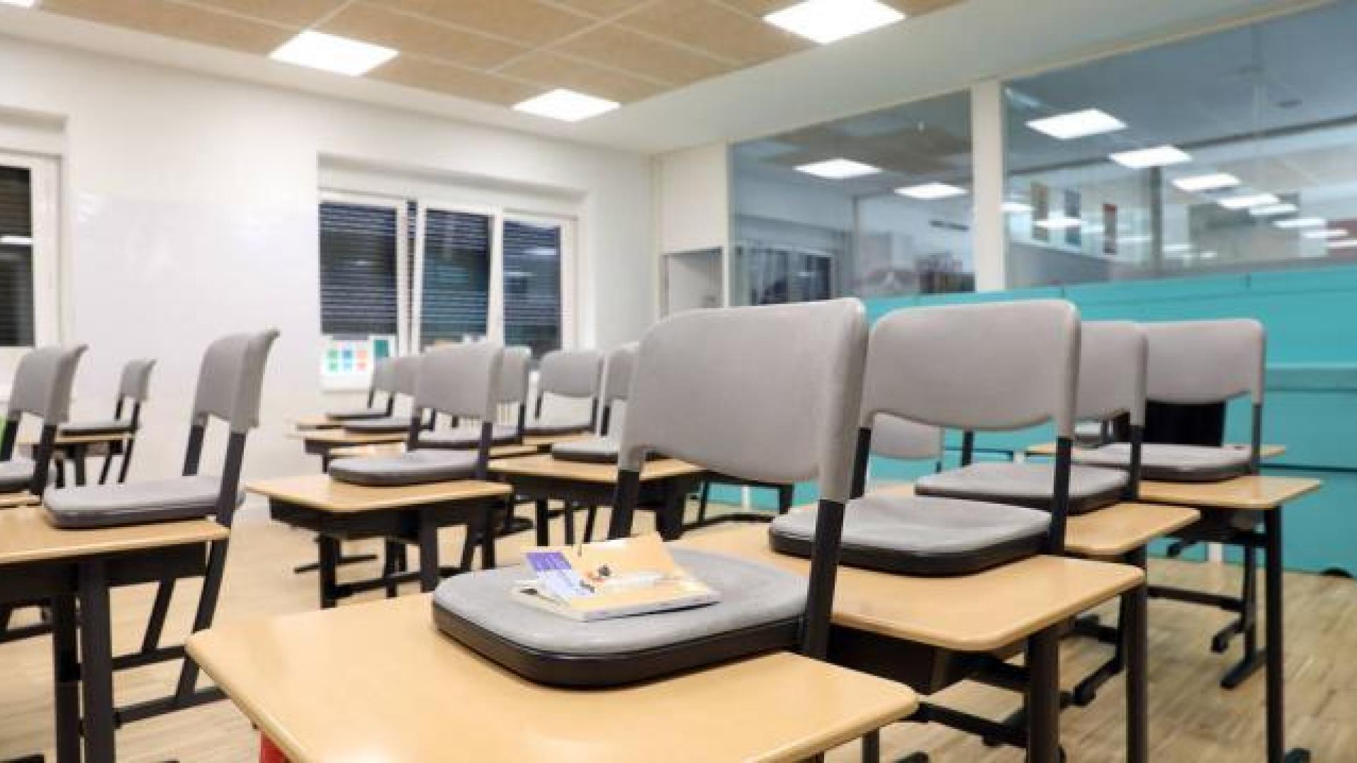 Mesas y sillas vacías en una de las aulas del Colegio San Ignacio de Pamplona durante los meses de confinamiento por el coronavirus.