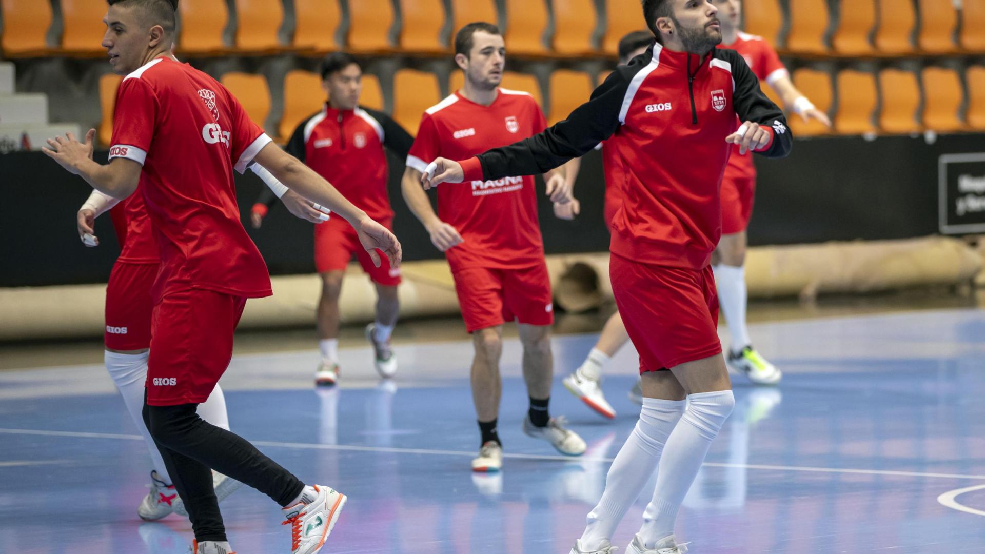 Raúl Rocha y Asier Llamas realizan un ejercicio en el entrenamiento de ayer, seguidos por sus compañeros
