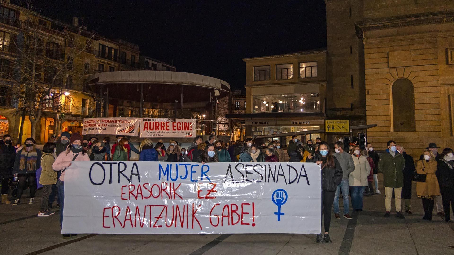 PARÓN PARA ACUDIR A LA CONCENTRACIÓN POR SARA PINA. El pleno se interrumpió a las siete y se retomó después para que los ediles, en la imagen, pudieran asistir a la concentración convocada en la plaza de los Fueros en recuerdo de la mujer asesinada en Tudela