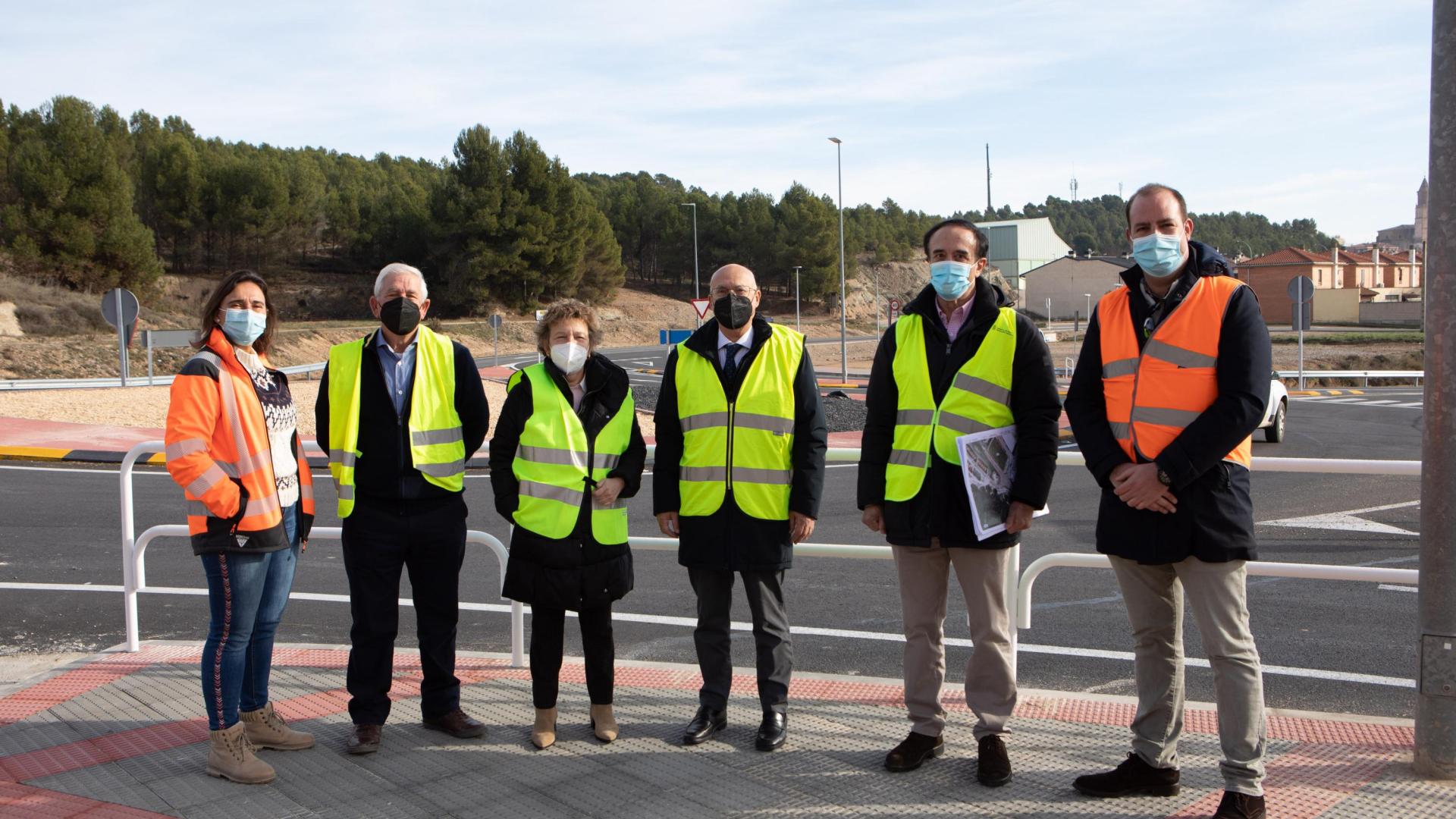 Susana Calderón, jefa de obra de Construcciones Boreste S.A; Eduardo Sanz, teniente alcalde de Cárcar; Teresa Insausti, alcaldesa de Cárcar; Bernardo Ciriza, consejero de Cohesión Territorial; Jesús Polo, director del Servicio de Nuevas Infraestructuras, y Aritz Iturrarte, gerente de Construcciones Boreste.