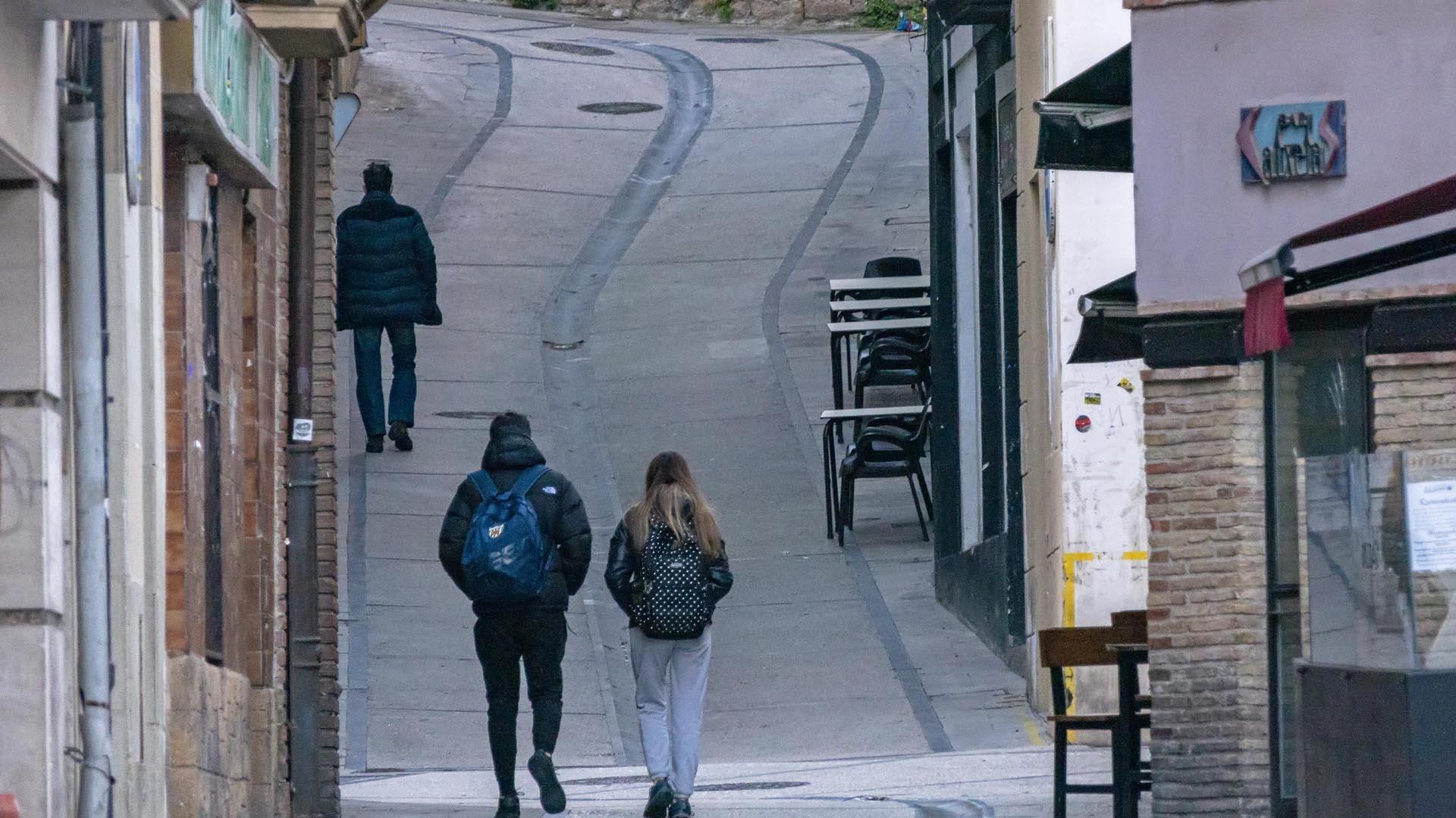 Tramo superior de la calle Navarrería con el Templo en la cuesta a la derecha, en el número 50