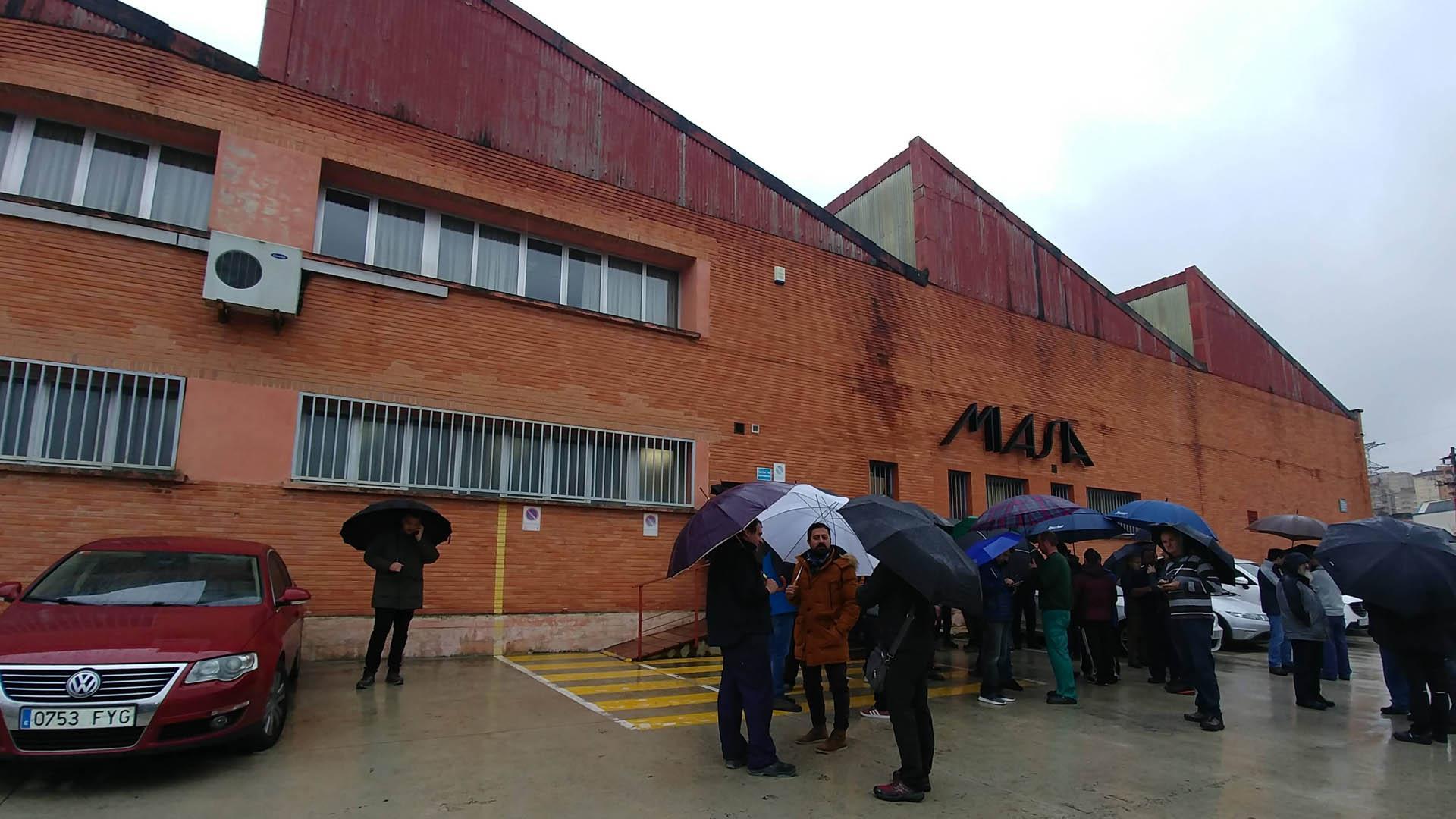 Trabajadores durante una concentración frente a la empresa