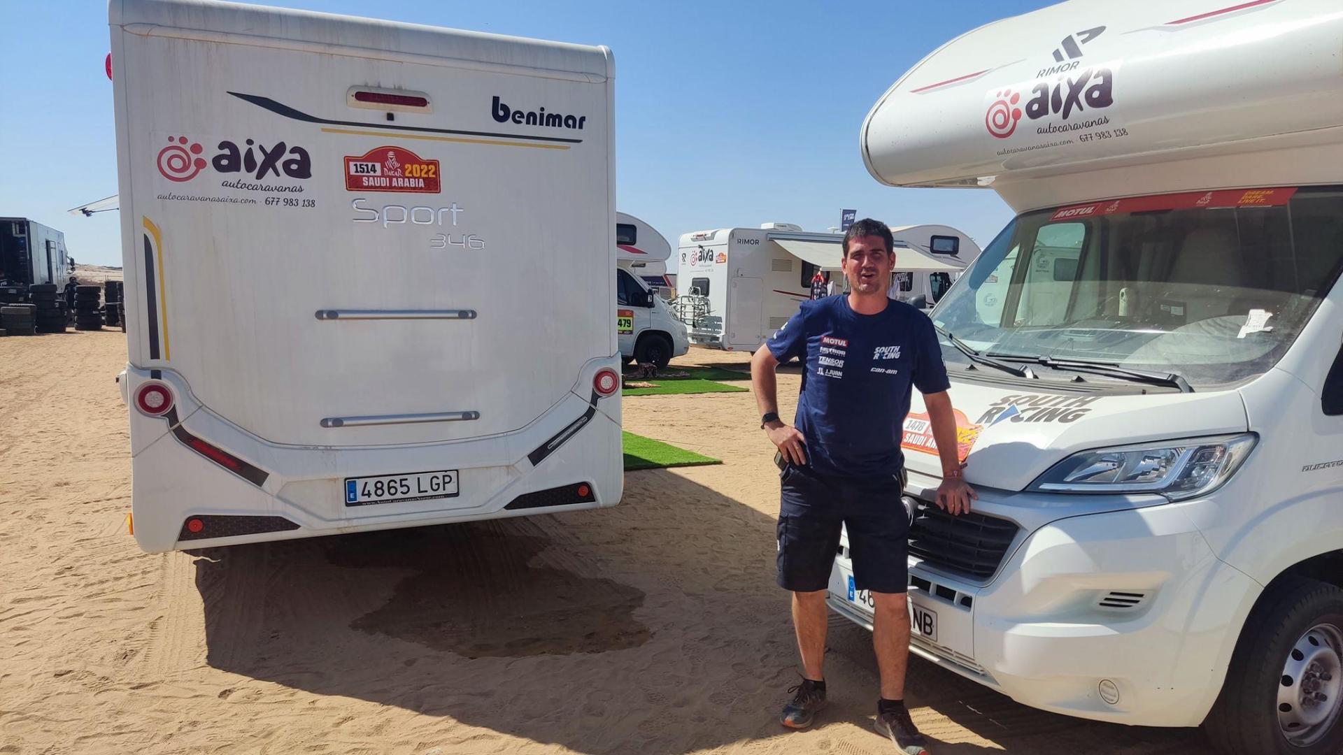 El navarro Marino Zulet posa con sus autocaravanas, su herramienta de trabajo durante los catorce días que ha durado el Dakar en Arabia Saudí
