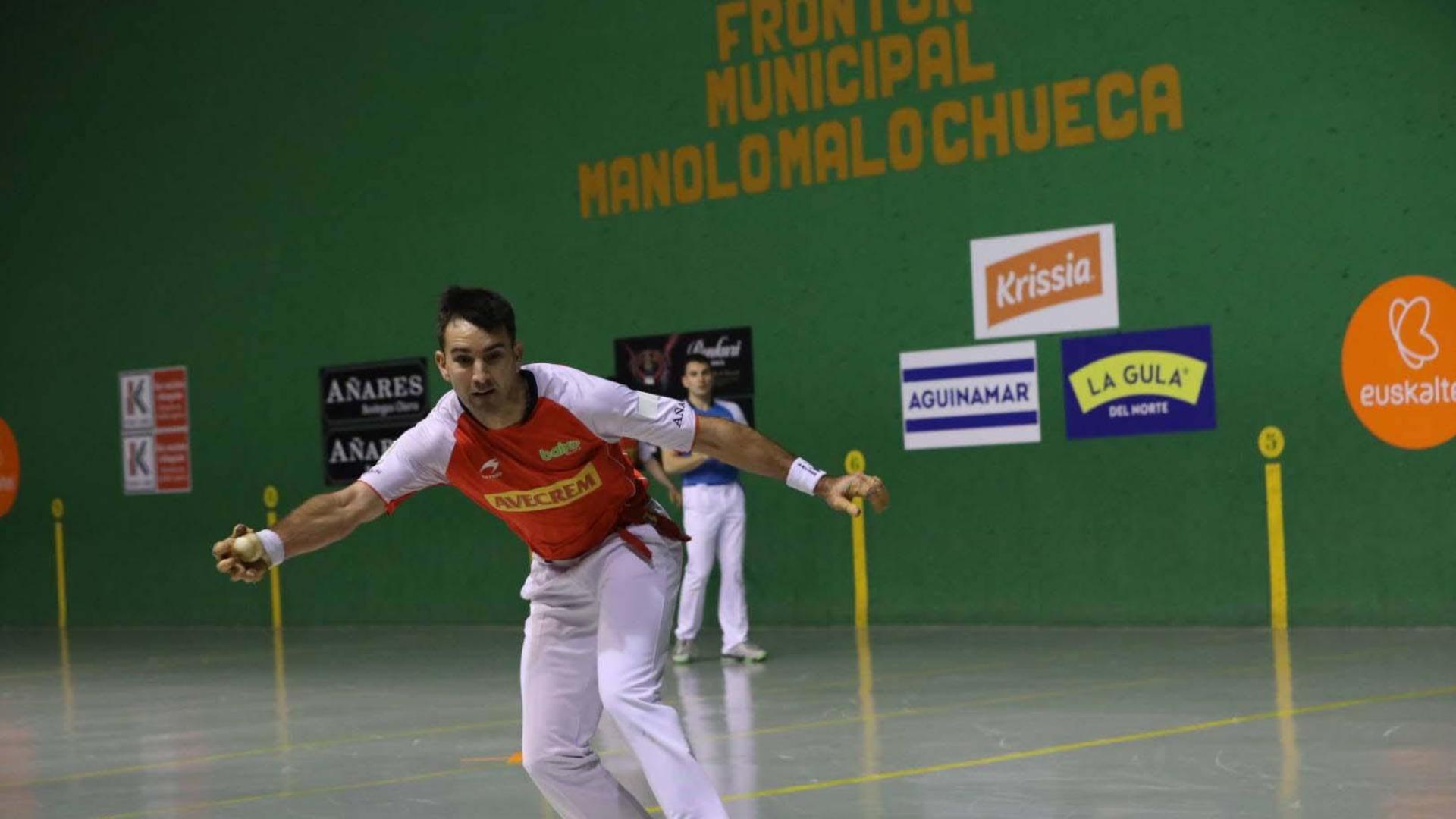 Unai Laso golpea de derecha en presencia de Urruti e Imaz ayer en el Manuel Malo