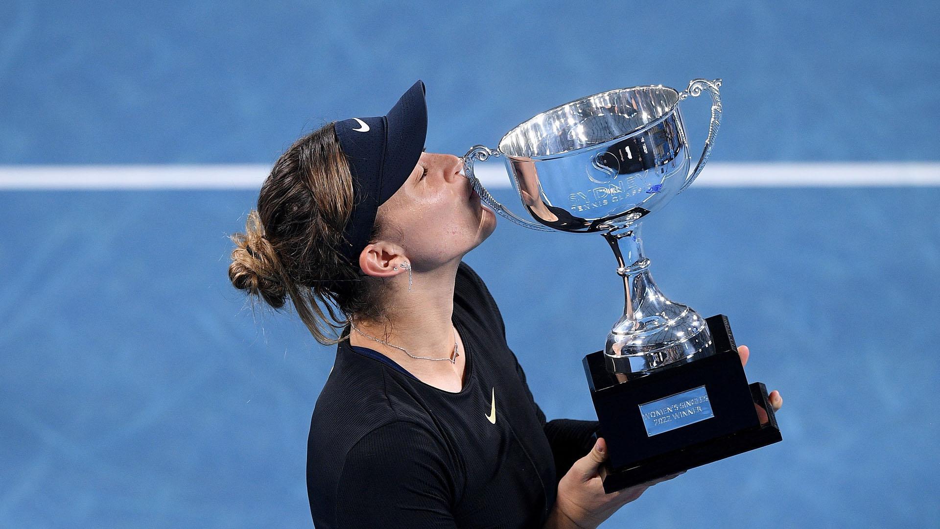 Paula Badosa besa el trofeo de ganadora del torneo de Sídney