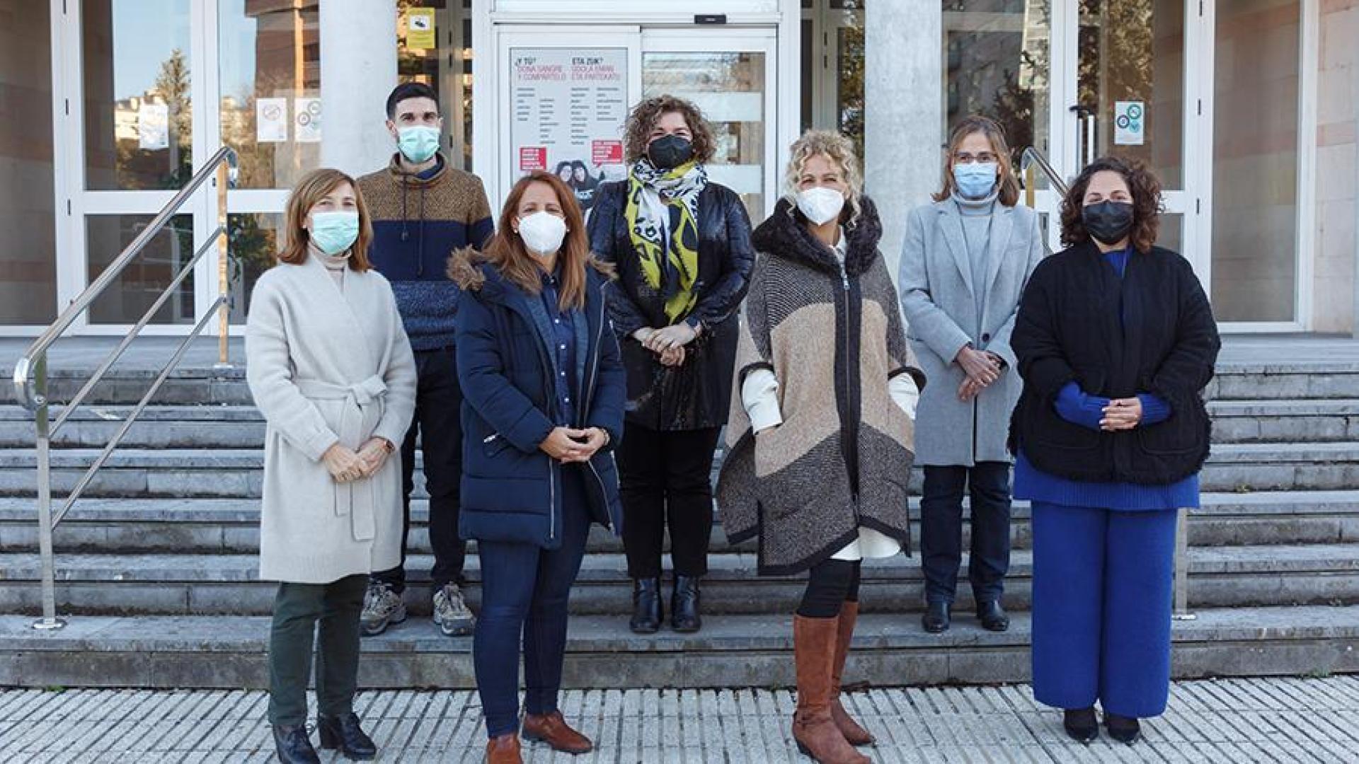 El equipo investigador, en la Facultad de Ciencias de la Salud de la UPNA. En la fila superior, de izda. a dcha., José Antonio Sanz, Paula Escalada Hernández y Marta Domingo Oslé. Fila inferior, de izda. a dcha., Rosario Orzanco Garralda, Nely Soto Ruiz, Cristina García-Vivar y Nerea Elizondo Rodríguez