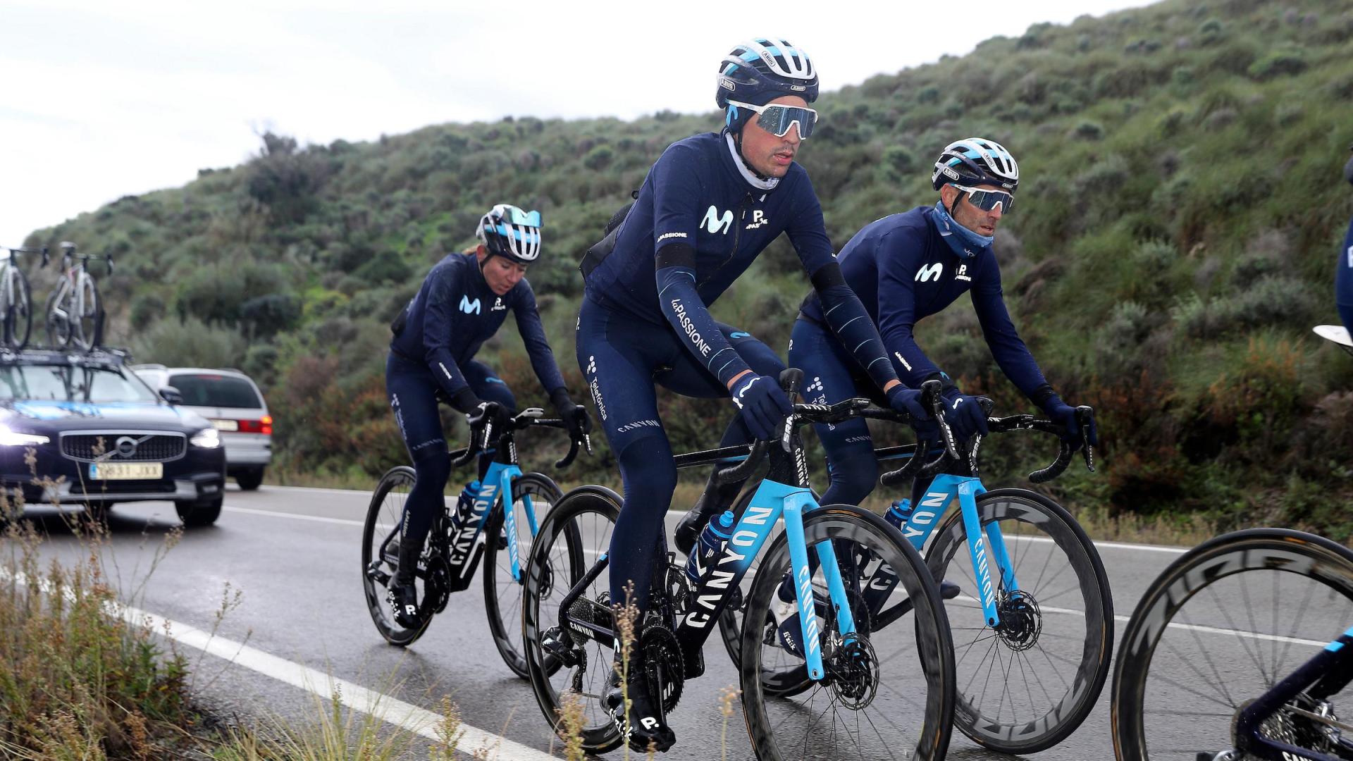 Óscar Rodríguez, en el transcurso de un entrenamiento junto con sus compañeros de equipo de Movistar