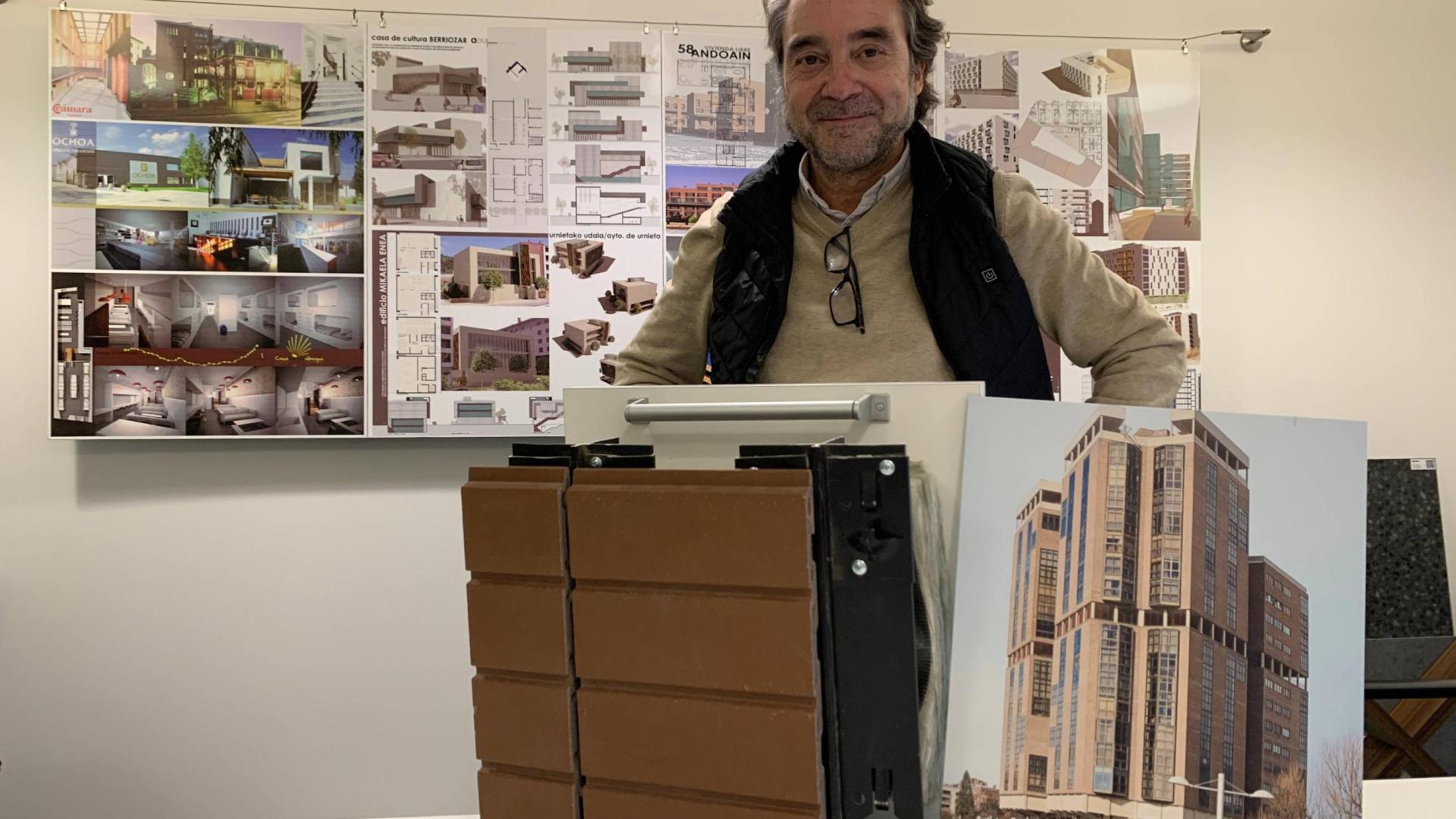 José Arauzo, en su estudio de la calle Padre Catalayud, con la muestra del revestimiento cerámico que va a llevar el edificio Singular