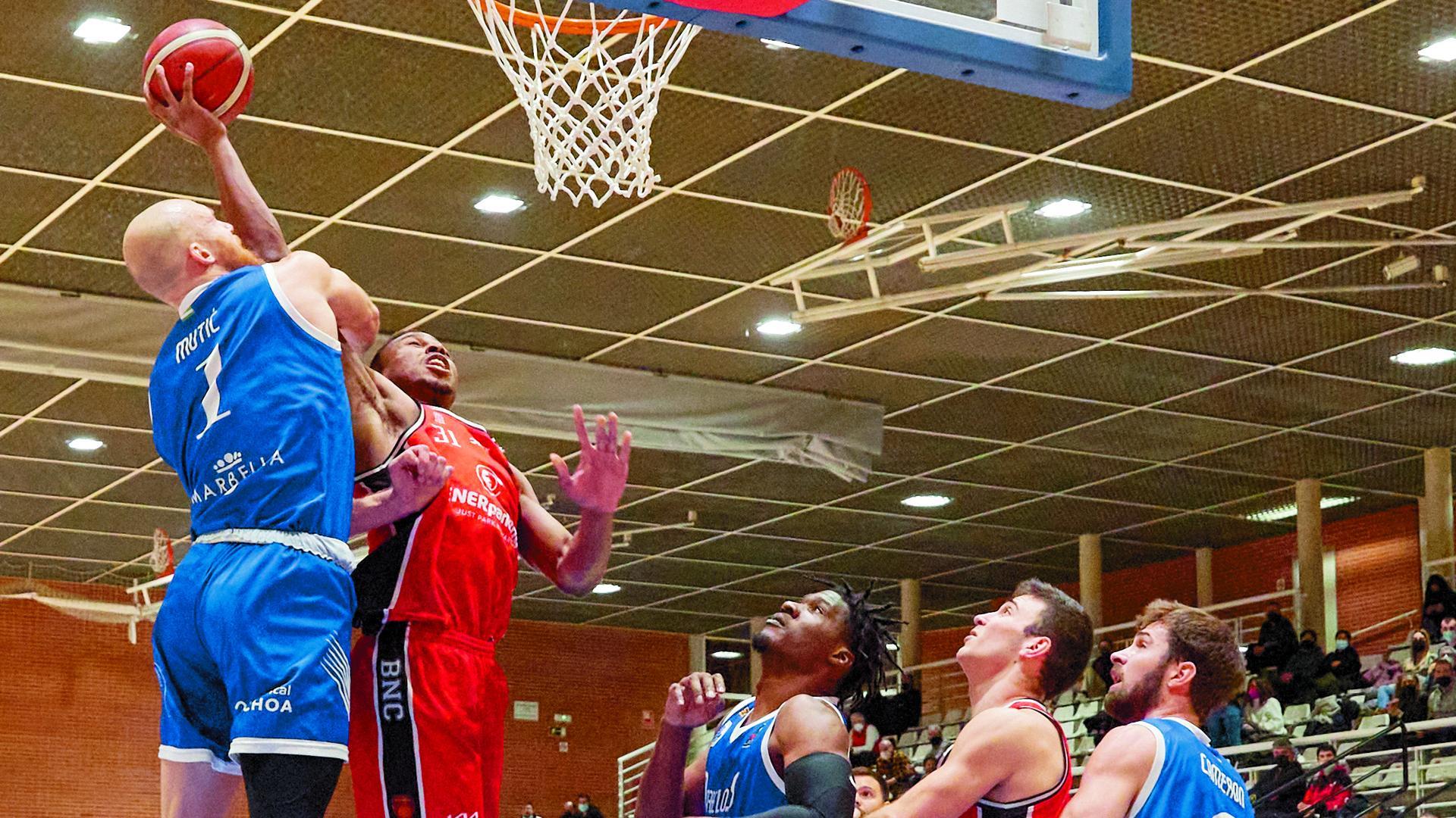 Tiro de Ugochukwu ante la mirada de los jugadores del Marbella