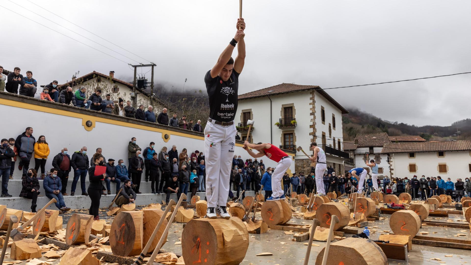 Iker Vicente, el Campeonato Navarro de aizkolaris. JESUS GARZARON