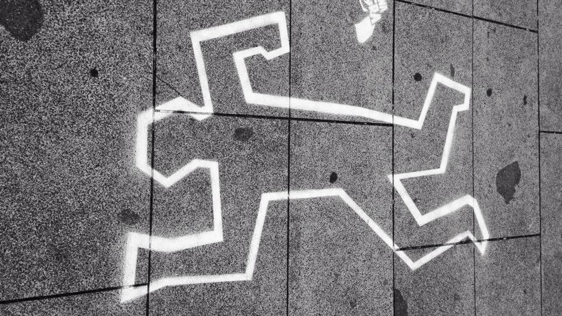 Silueta de asesinado en el suelo