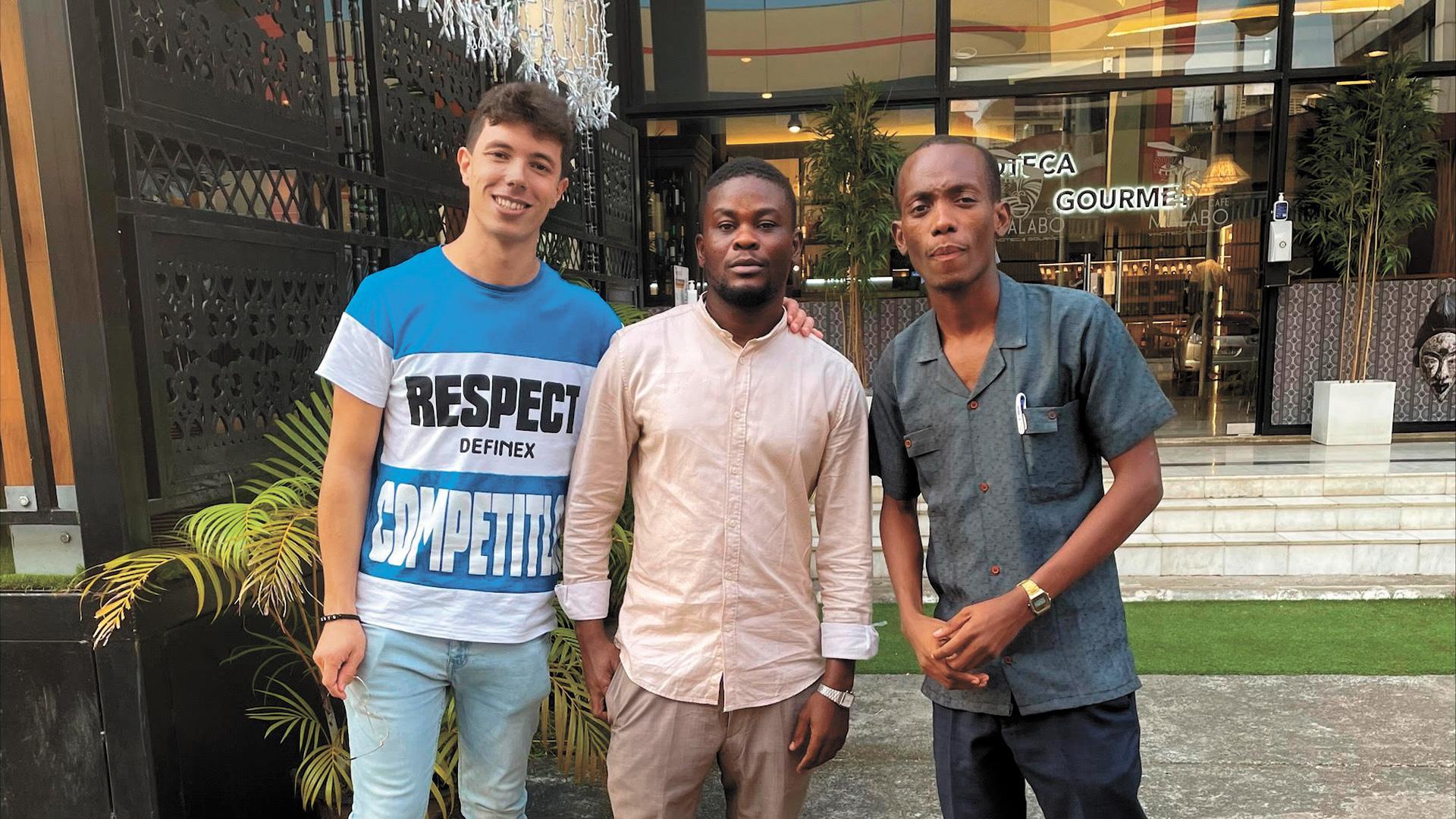 Alberto Esparza, frente al Café Malabo, en Malabo, junto con el rapero Negro Bey (en medio) y el artista Tony Mary (a la derecha)