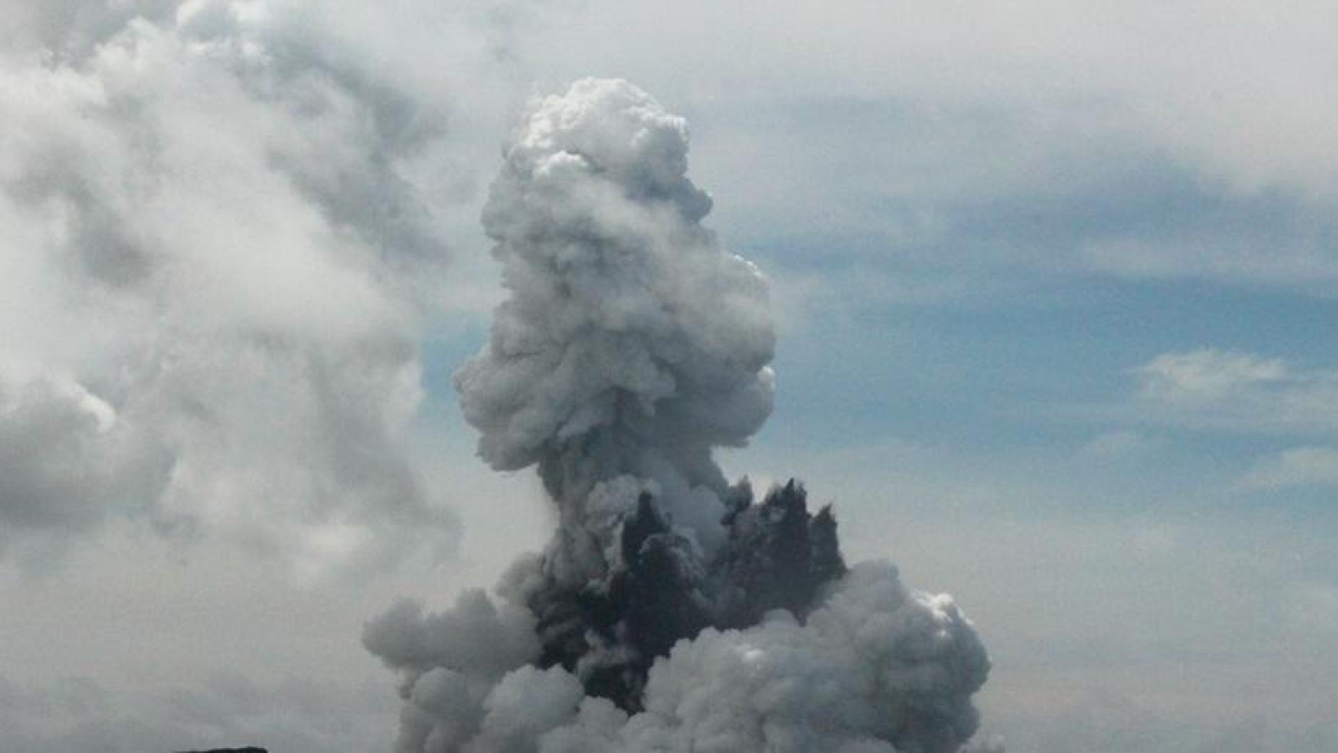 Erupción del volcán submarino Hunga Tonga-Hunga Ha'apai, en Tonga