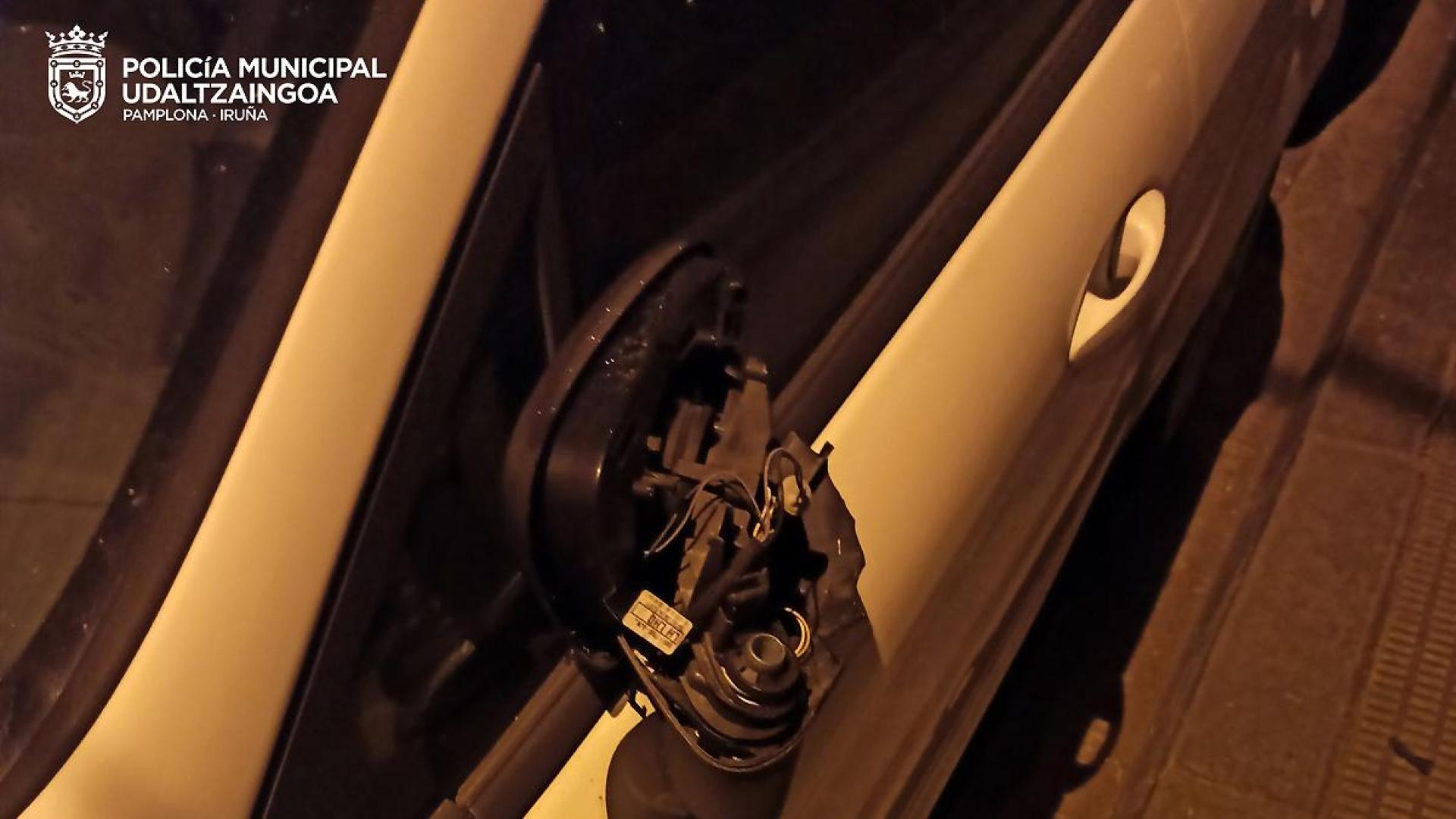 Retrovisor dañado en la Txantrea