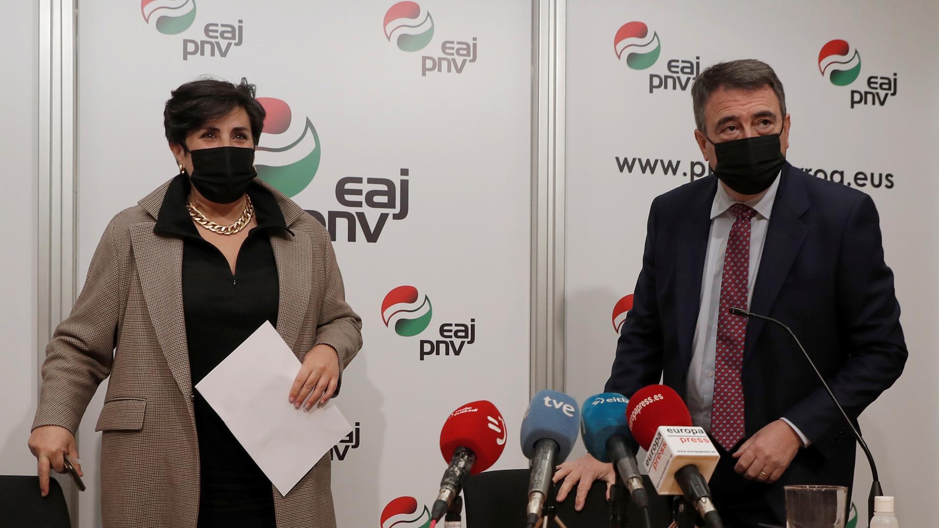 María Solana junto a Aitor Esteban en Pamplona