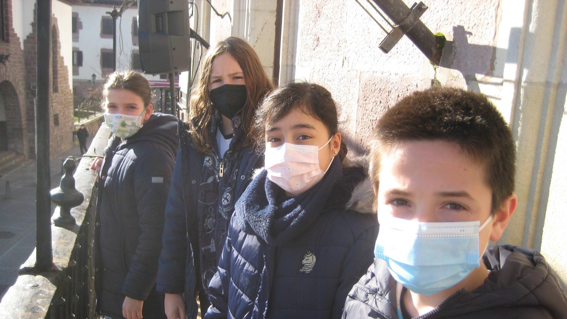 Las manos inocentes encargadas de extraer las bolas: Ainhoa Jubera Cacho, Eñaut Auzmendi Fdz., Gisel Coimbra Rocha y Joanes Jauregi Bajo