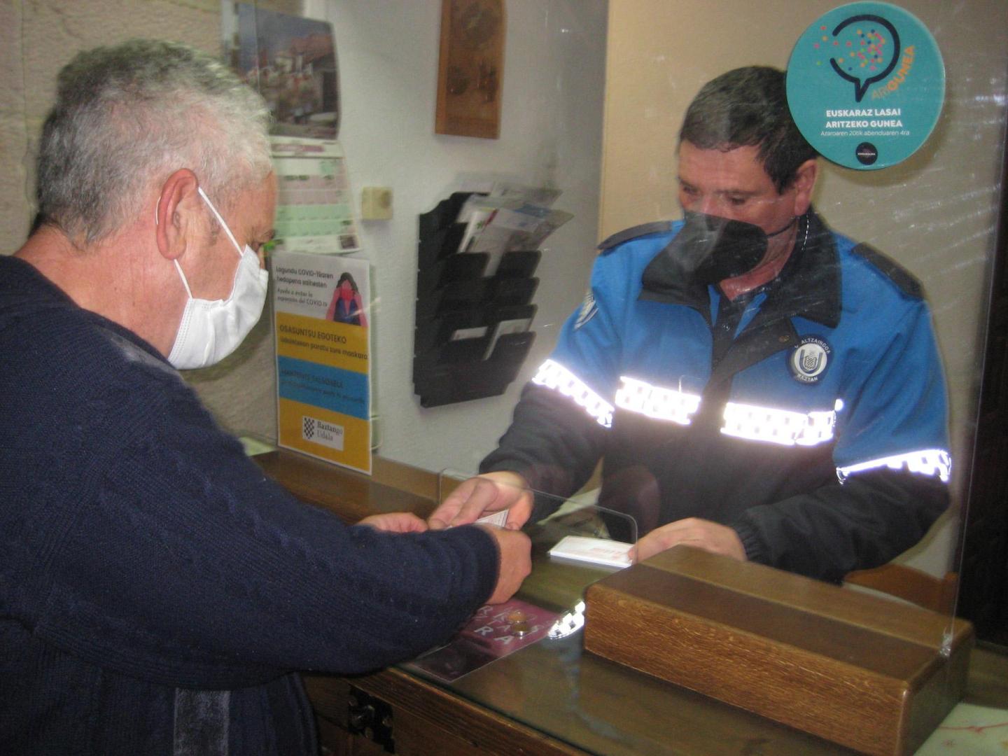 El alguacil Xabier Irureta Ródenas vendiendo boletos