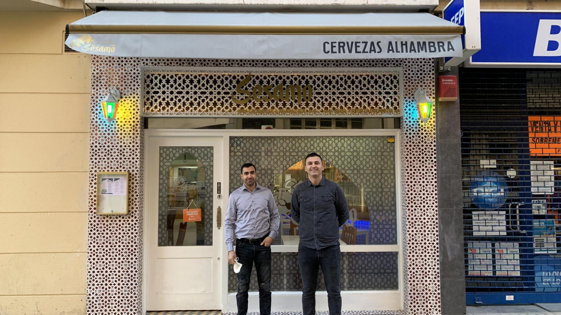 Salah Dahmani (derecha) y el camarero, en el restaurante Sésamo de Paulino Caballero