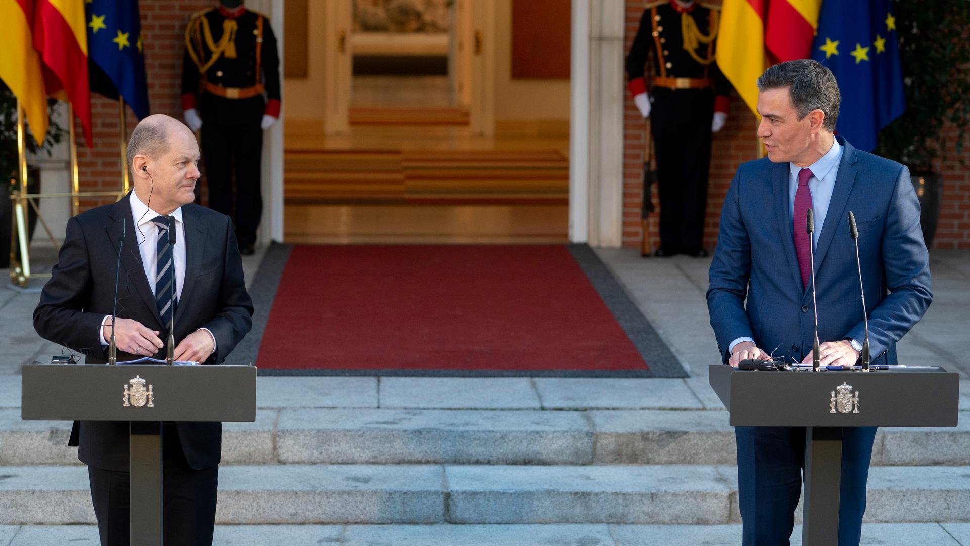 El canciller alemán Olaf Scholz y el presidente Pedro Sánchez, este lunes