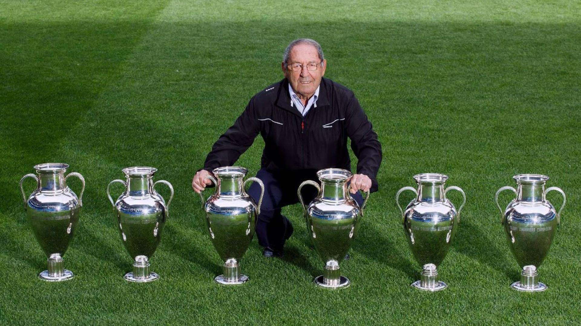 Paco Gento junto a las seis Copas de Europa que conquistó