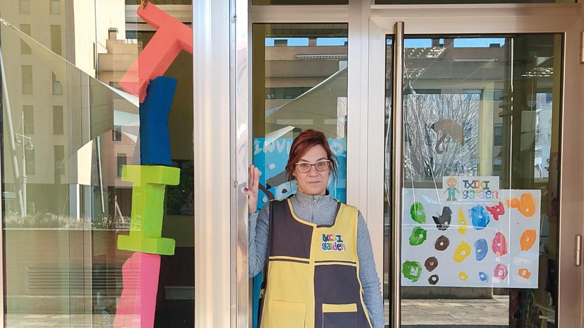 Maite Moratinos en la puerta de su Centro de atención infantil Txiki Garden en Nueva Artica.