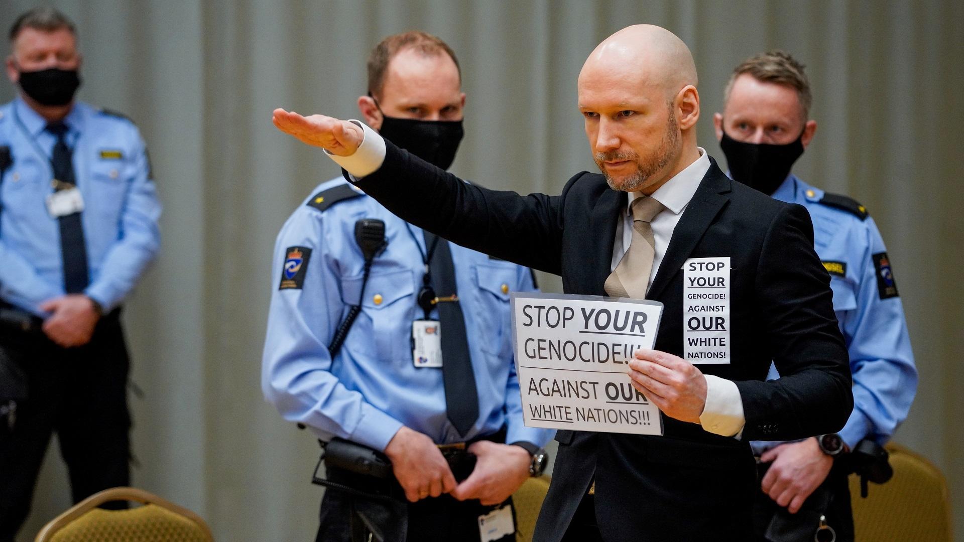El ultraderechista Anders Behring Breivik hace el saludo nazi