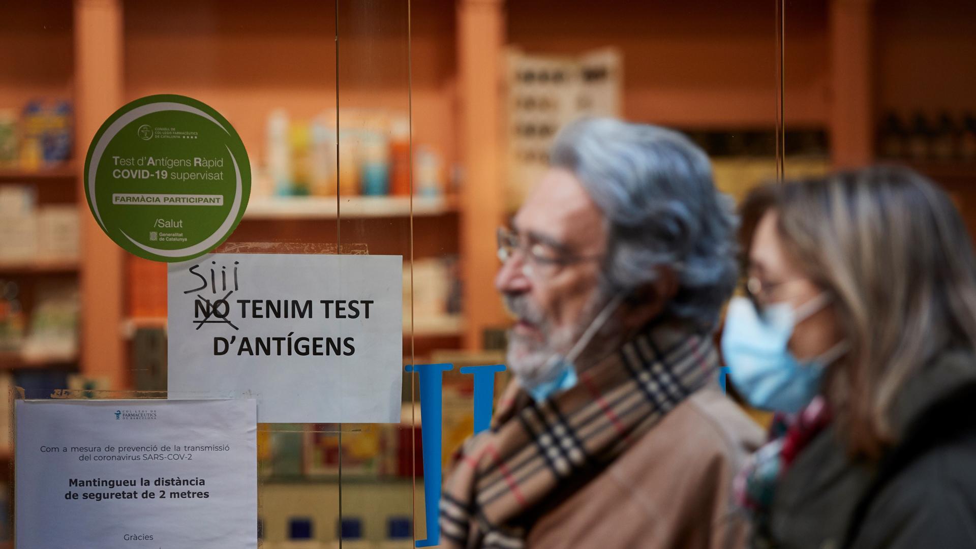 Una farmacia del centro de Barcelona anuncia la venta de test de antígenos