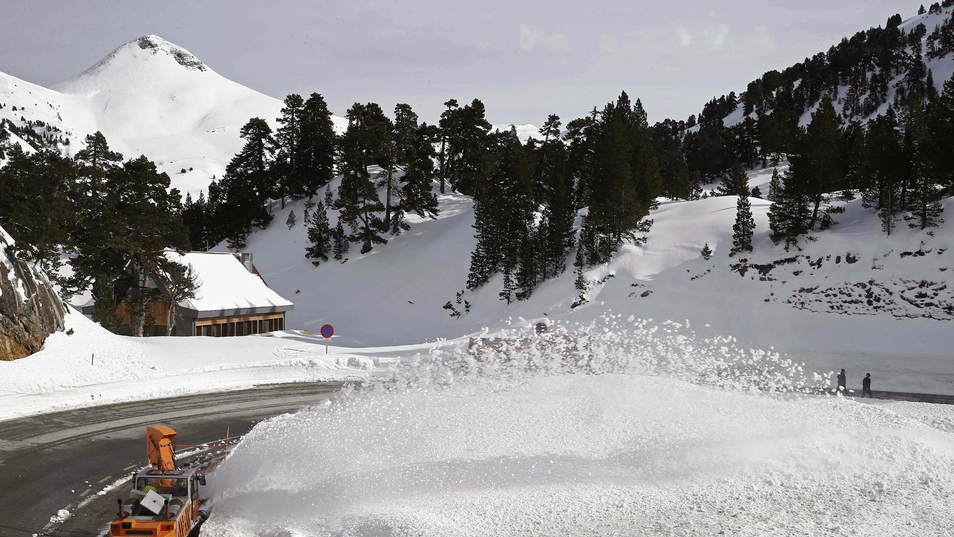 Refugio de La Contienda, en el Alto Belagua. Al fondo, la silueta nevada del pico Arlas