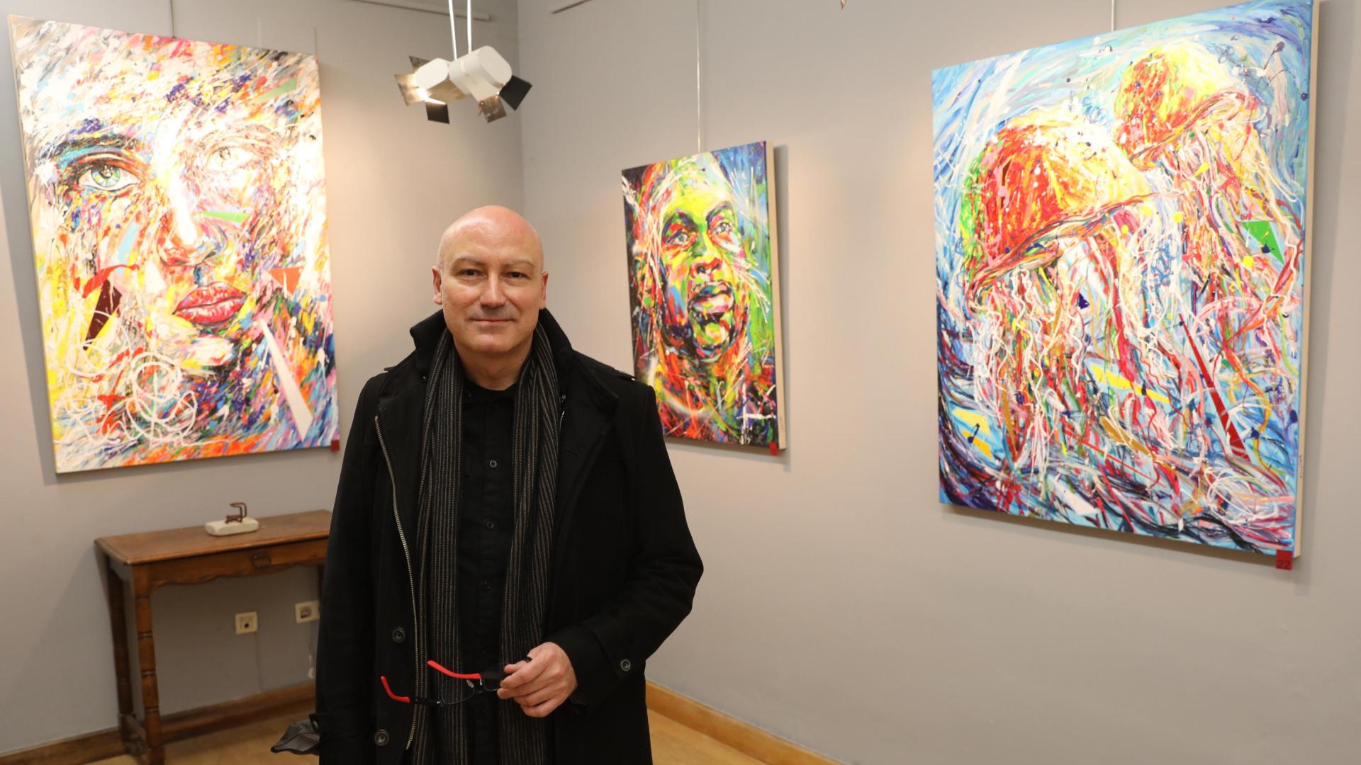 José Luis Fincias posa junto a algunas obras de la exposición "Emociones intensas" en la galería Michel Menéndez.