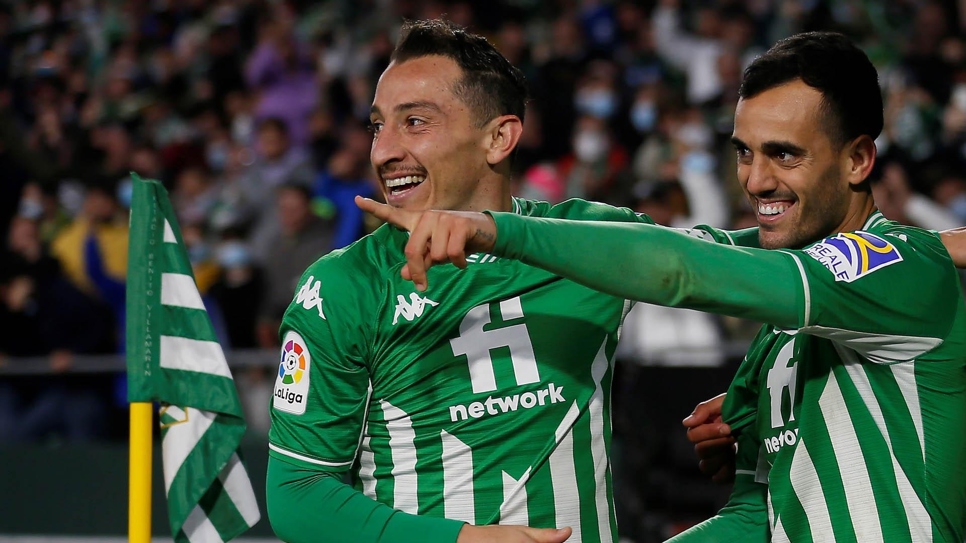 El delantero del Betis Juanmi Jiménez (d) celebra con Andrés Guardado tras marcar el cuarto gol ante el Alavés