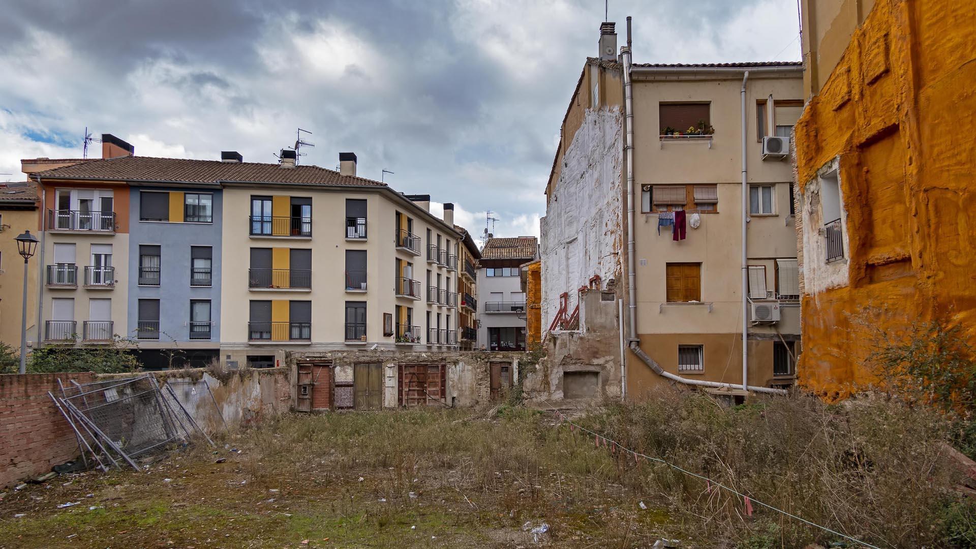 Zona del Casco Viejo en la que se plantean los cambios, con uno de los solares abandonados