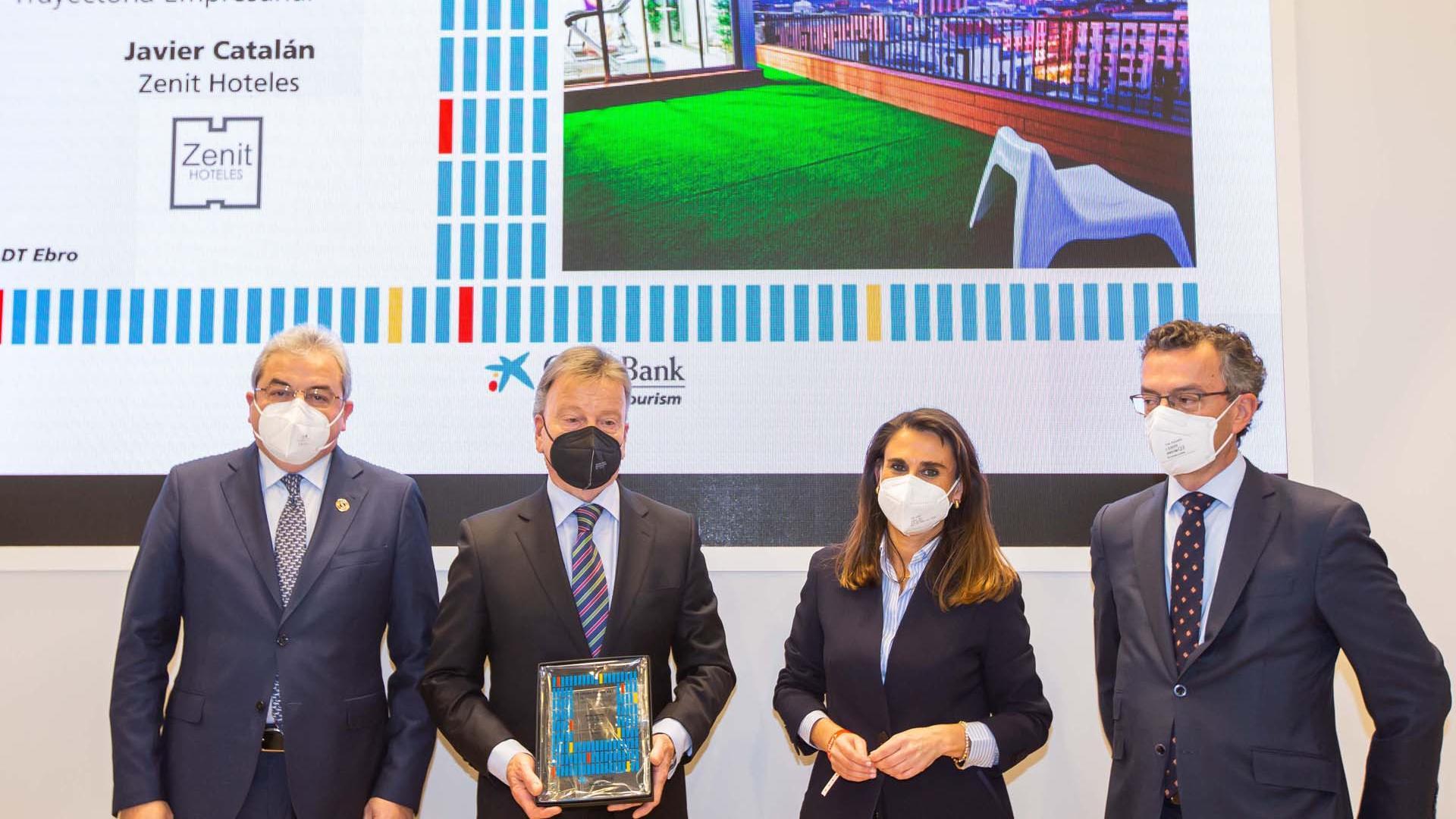 Javier Catalán recibe el premio Hotels&Tourism de manos de la directora territorial Ebro de CaixaBank
