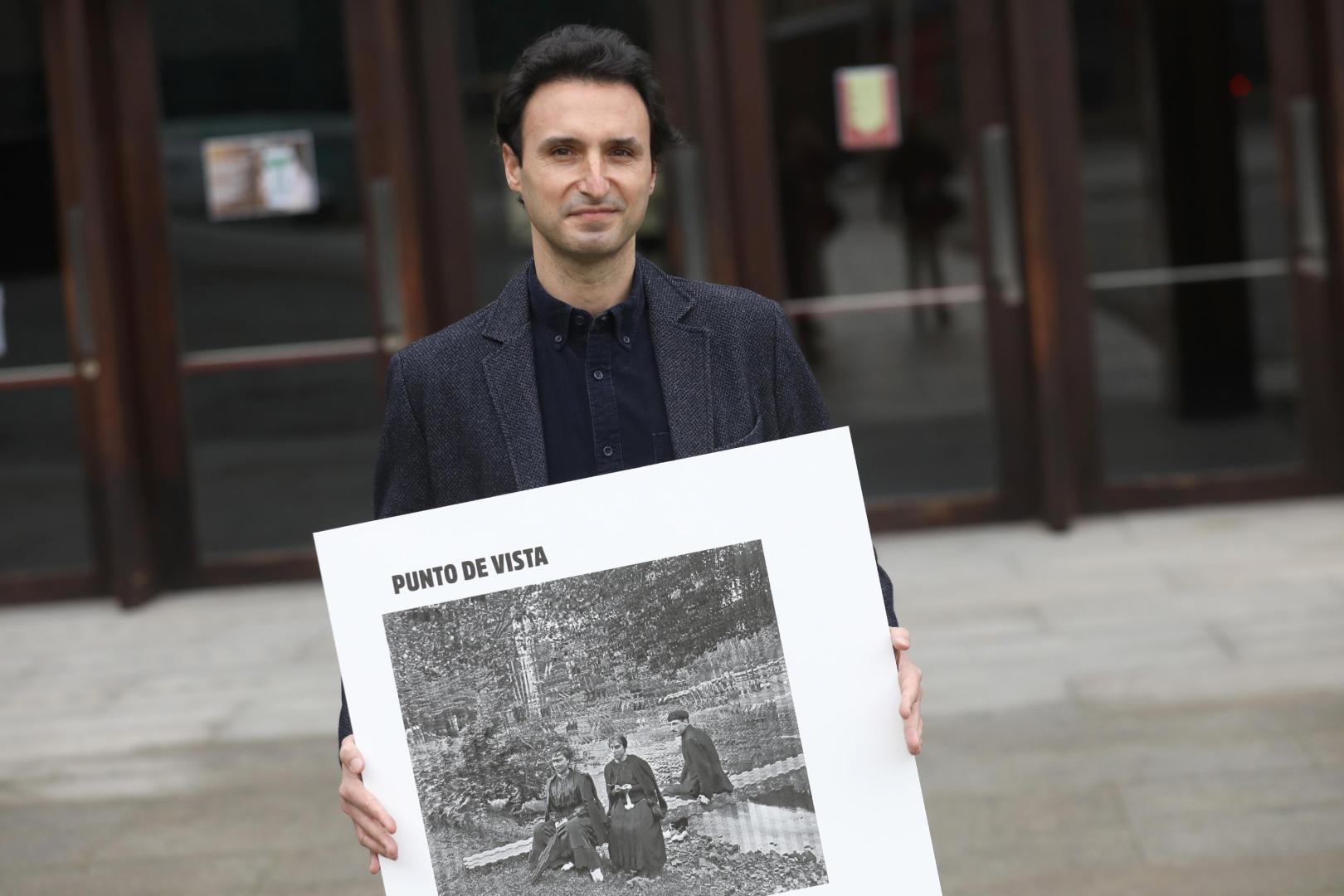 El director artístico del festival, Manuel Asín, con uno de los carteles de este año.