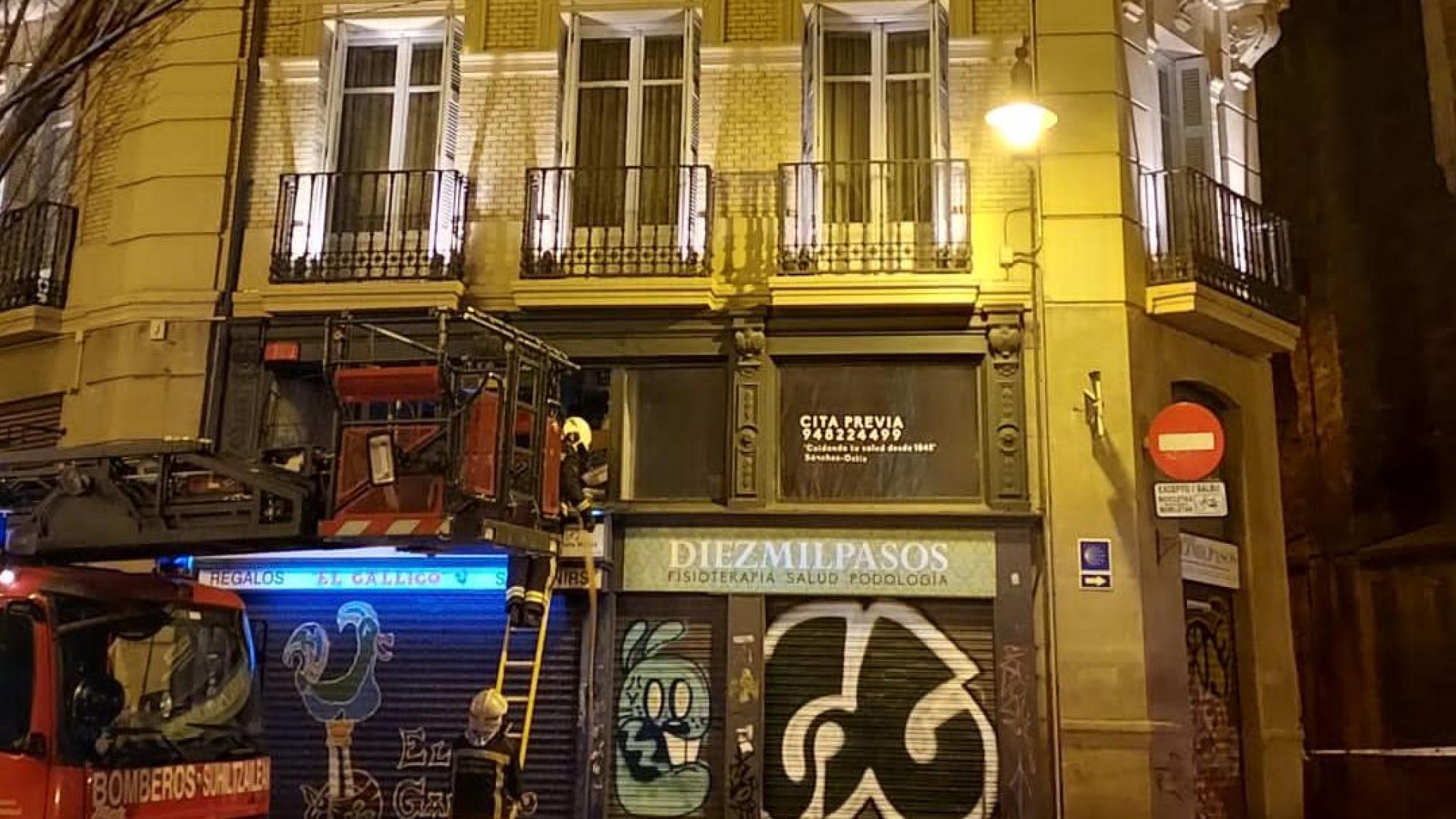 Los bomberos, junto a inmueble afectado