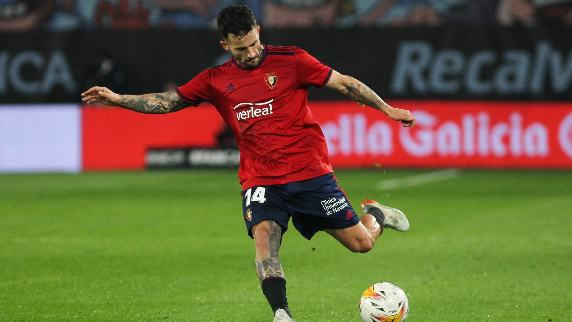 Rubén García golpea el balón en el partido contra el Celta