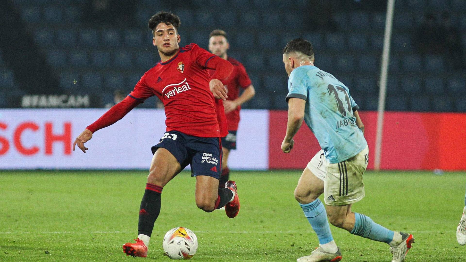 Iker Benito (19 años) debutó con Osasuna en Balaídos. En la imagen, intenta superar a Javi Galán