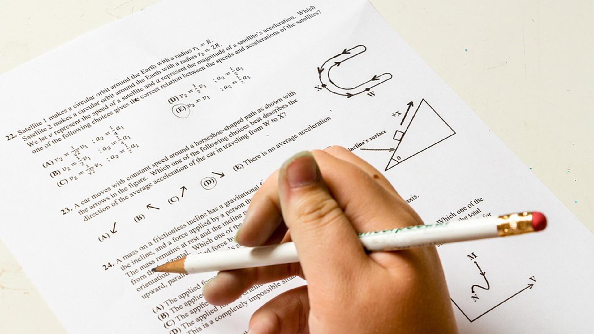Un alumno haciendo los deberes
