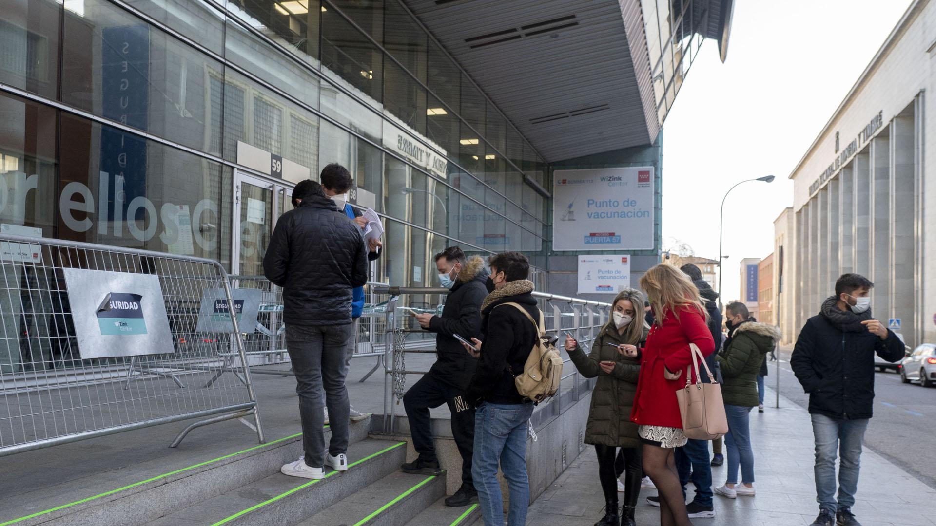 Varias personas esperan para vacunarse en el WiZink Center de Madrid en el día en el que se ha abierto la vacunación para la dosis de refuerzo al grupo de 30 a 39 años