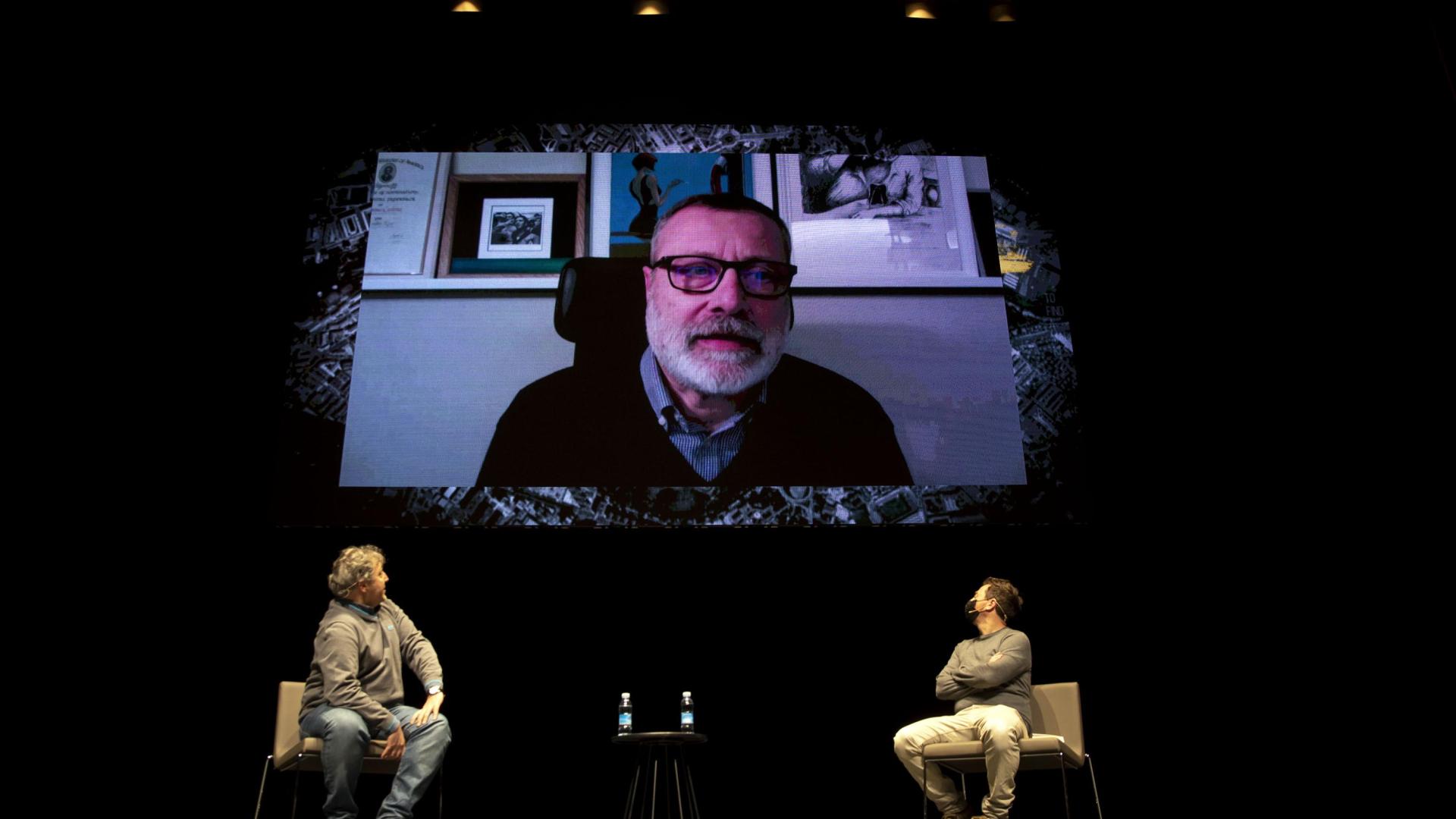Massimo Carlotto dirigió unas palabras al auditorio de Baluarte. "La novela negra es esa capacidad de hablar de lo que está pasando en la calle, esa relación muy estrecha con los tiempos que nos toca vivir".