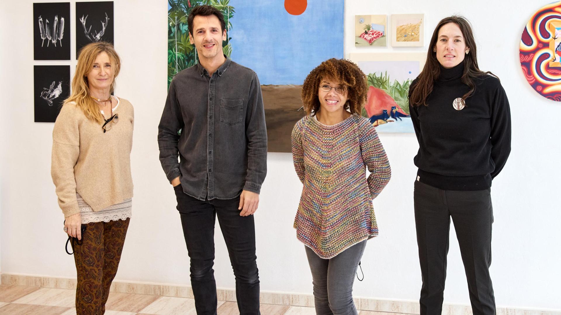 Cuatro de los artistas que participan en la exposición. De izda a dcha: Cristina Cidriain (pintura),  Mikel Muruzábal (fotografía),  Alexandra Gapihan (obra mixta) y Ainhoa Sánchez (cerámica).