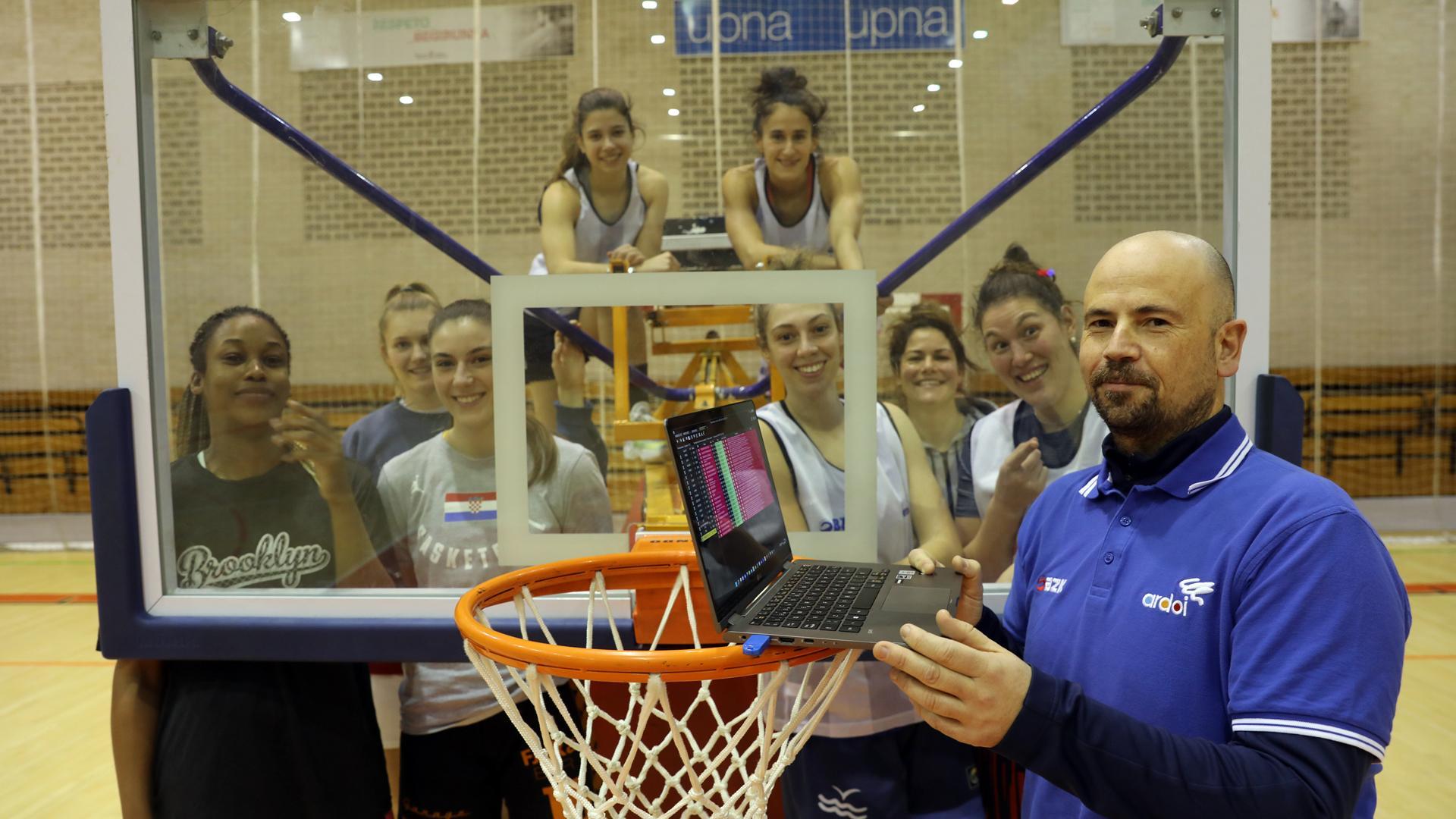 Jotas Unzué, junto a sus jugadoras antes de uno de los entrenamientos de esta semana