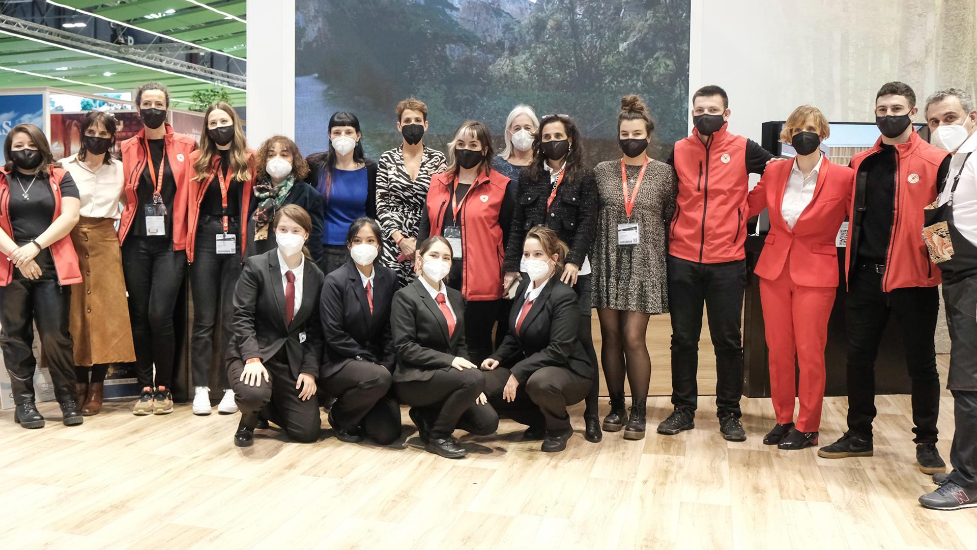 Chivite y otras autoridades posan con las personas que han atendido el stand de Navarra