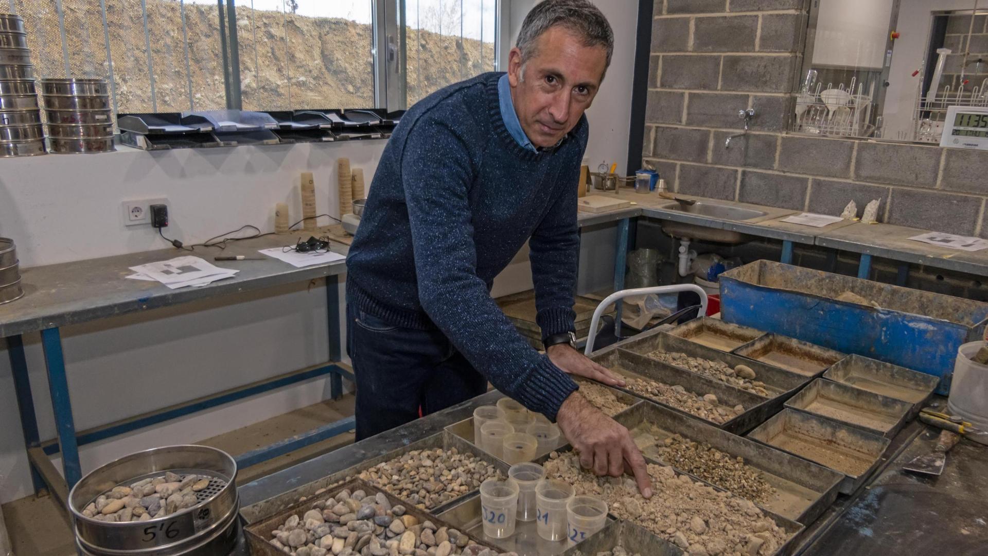 Guillermo Erice muestra el laboratorio de tierras, con los suelos con los que se realizan los ensayos