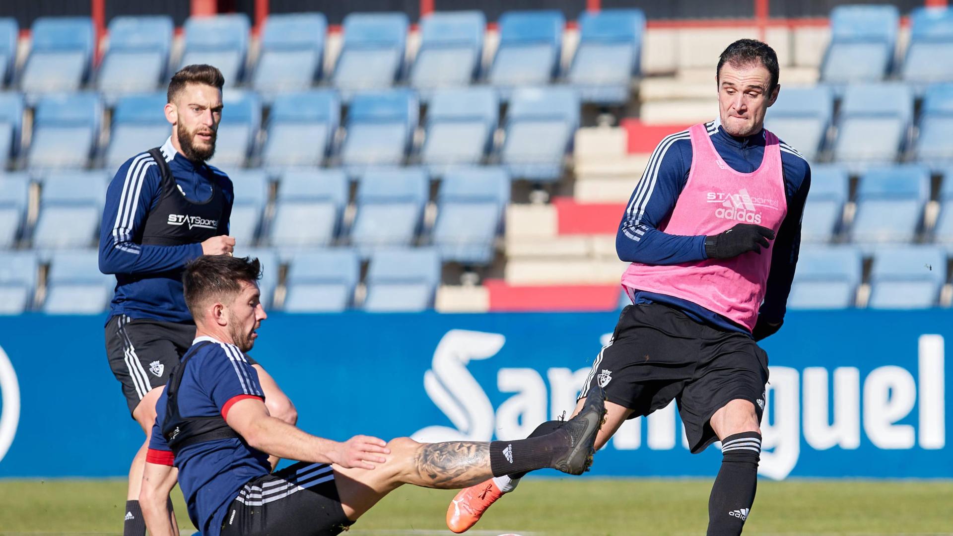 David García, que volvió ayer a entrenar tras superar el coronavirus, se lanza al suelo para cortar una internada de Kike García
