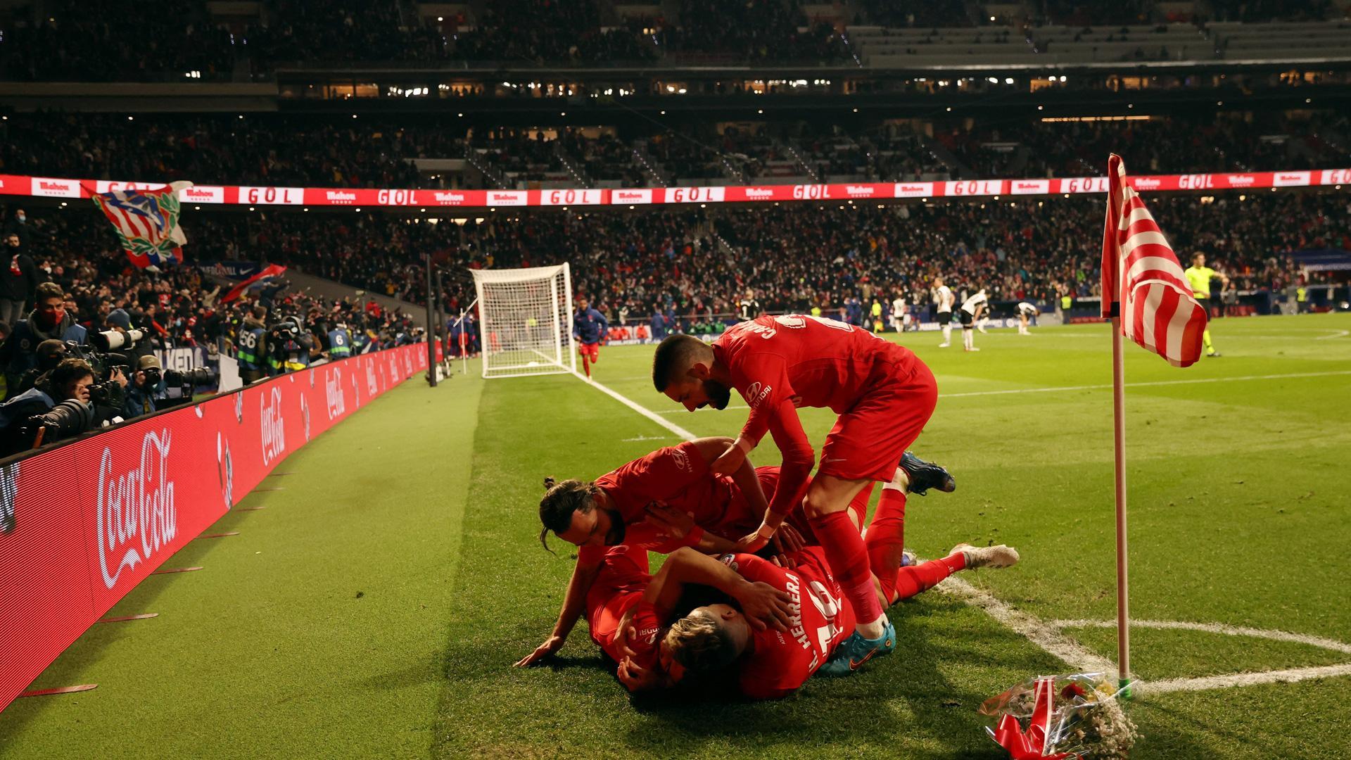 Varios jugadores del Atlético de Madrid celebran un gol en el tiempo de descuento