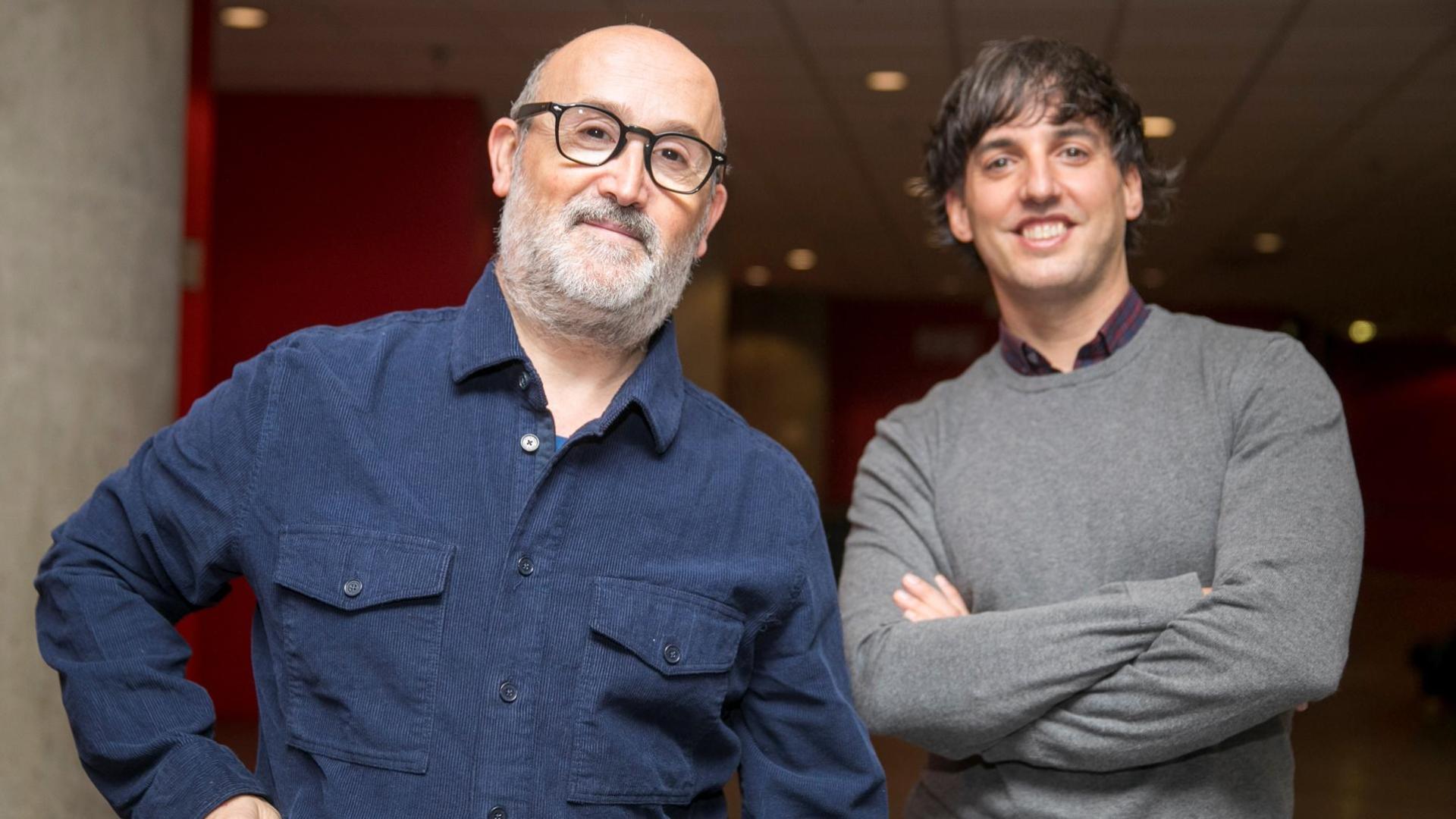 El actor Javier Cámara (i) y el guionista Diego San José (d), creador de la serie 'Venga Juan', posan en los pasillos del Auditorio de Zaragoza