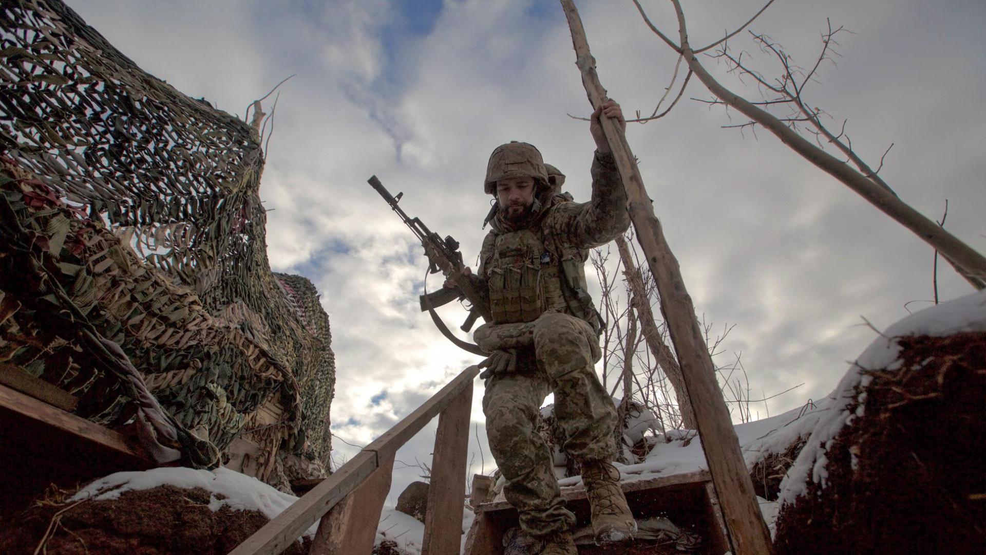Un miembro del servicio de las fuerzas armadas ucranianas camina en posiciones de combate cerca de la línea de separación de los rebeldes respaldados por Rusia cerca de Horlivka, en la región de Donetsk