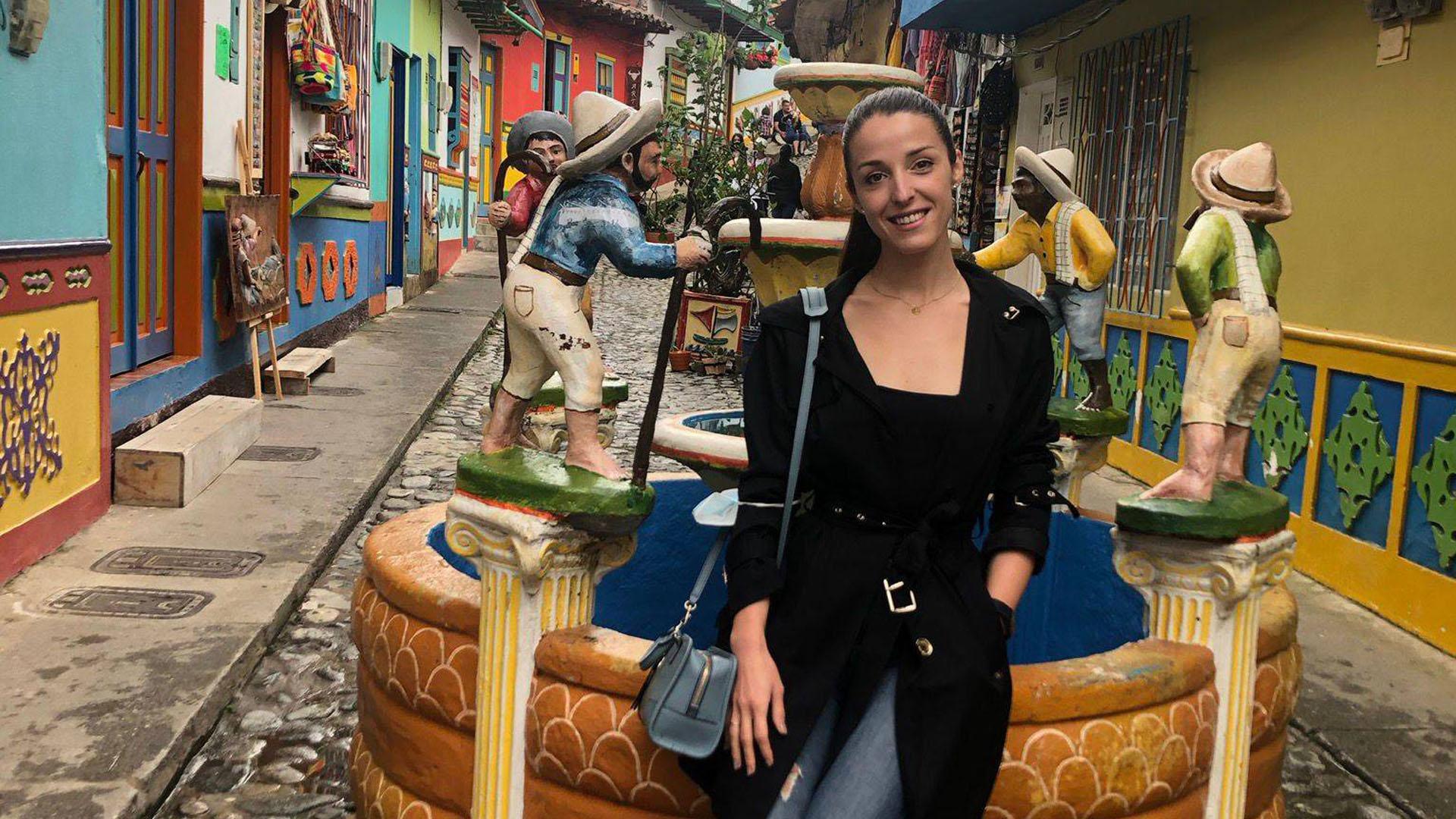 Ana Areche Sanz en una calle de Guatapé, en la región colombiana de Antioquía