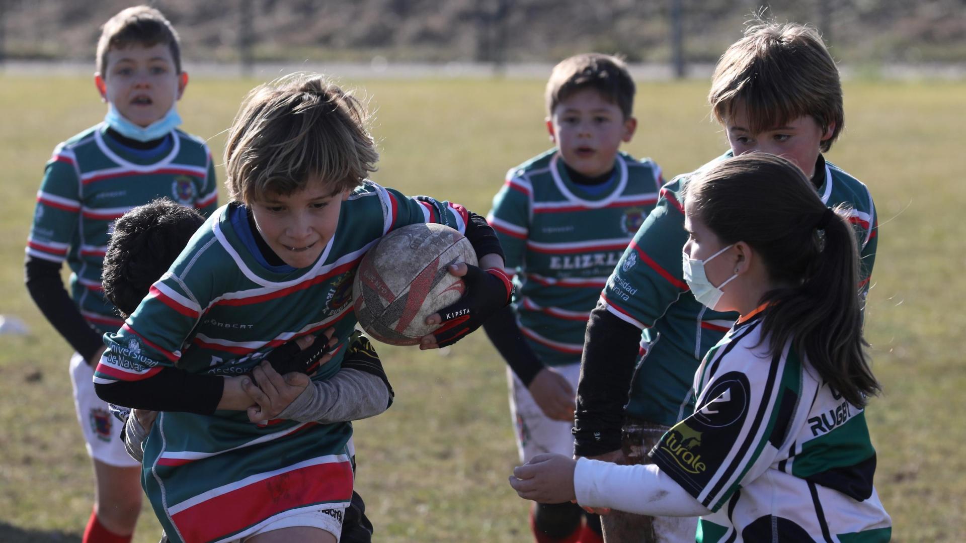 Un jugador de La Única hace un placaje a un rival del Iruña, el pasado fin de semana en el campo de rugby de la UPNA